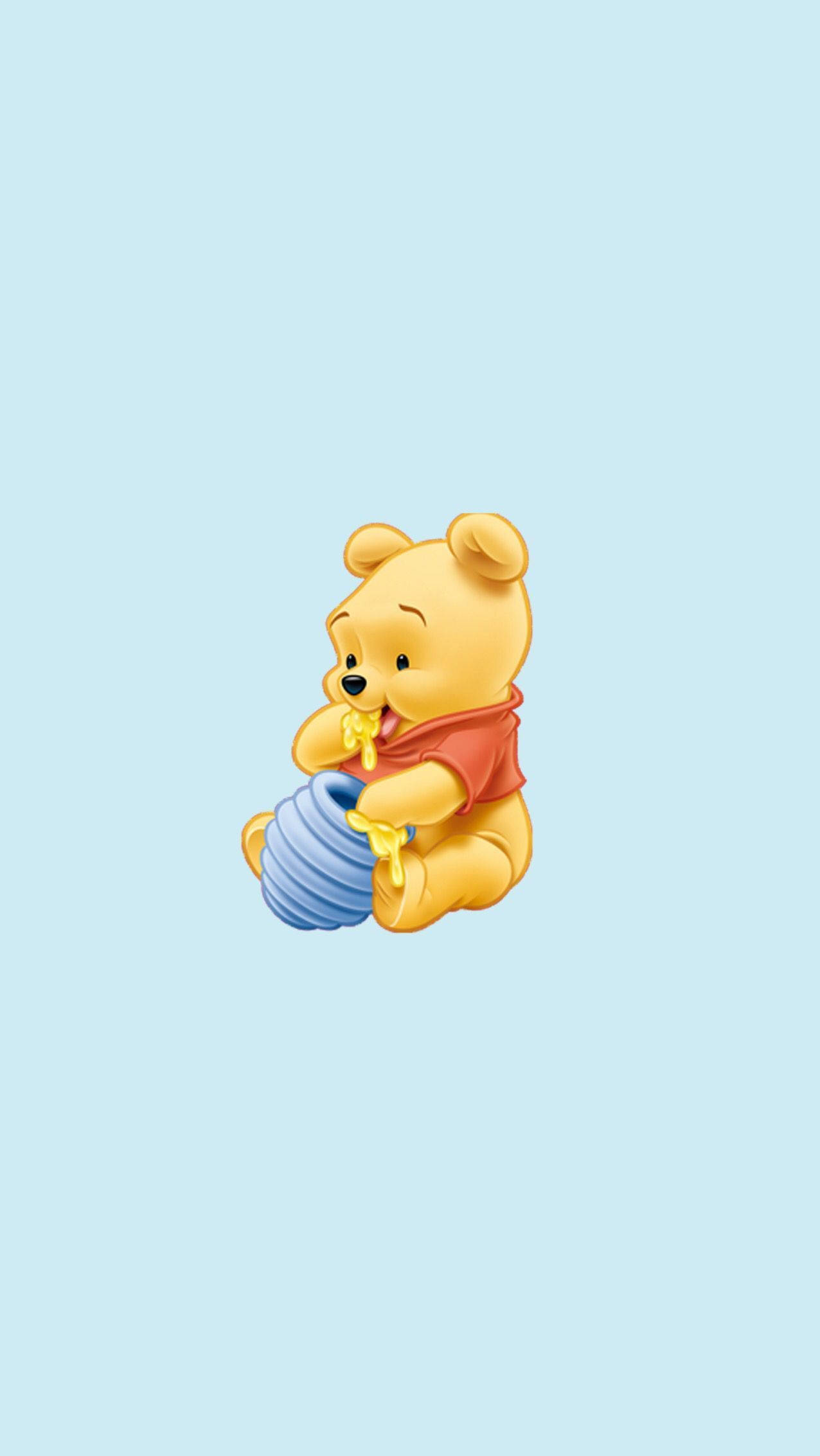 winnie the pooh 桌布 壁紙 — 穿著紅色襯衫的小熊維尼開心坐著，手持藍色蜂蜜罐，背景是柔和的淺藍色。