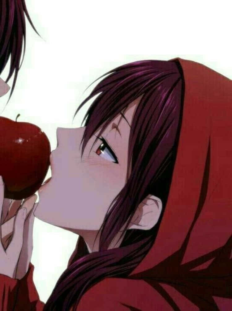 動漫女孩 桌布 壁紙 — 穿著紅色連帽衫的動漫女孩在明亮的白色背景前，頑皮地咬了一口閃亮的紅蘋果。