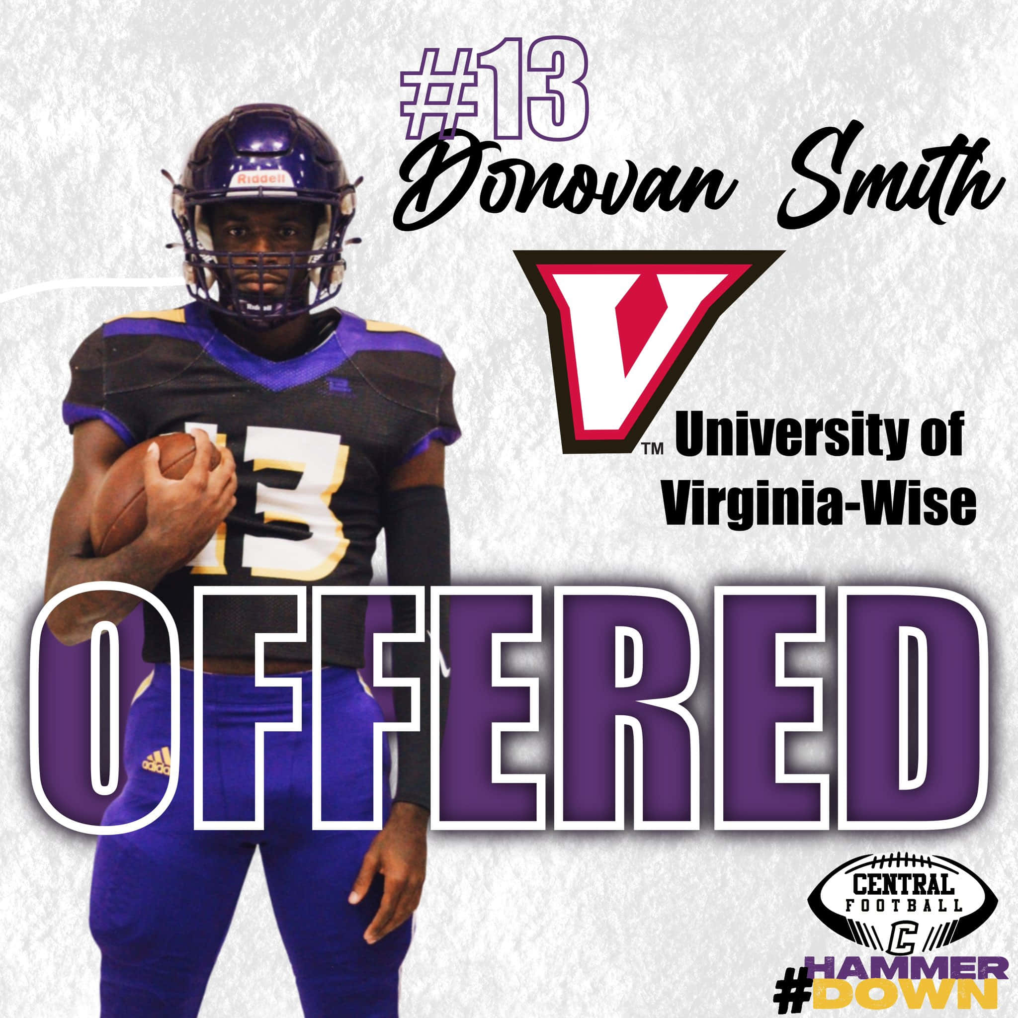 Virginia Tech 桌布 壁紙 — 穿著紫色和黑色球衣的足球員Donovan Smith，手持帶有「OFFERED」字樣和University of Virginia-Wise標誌的球。