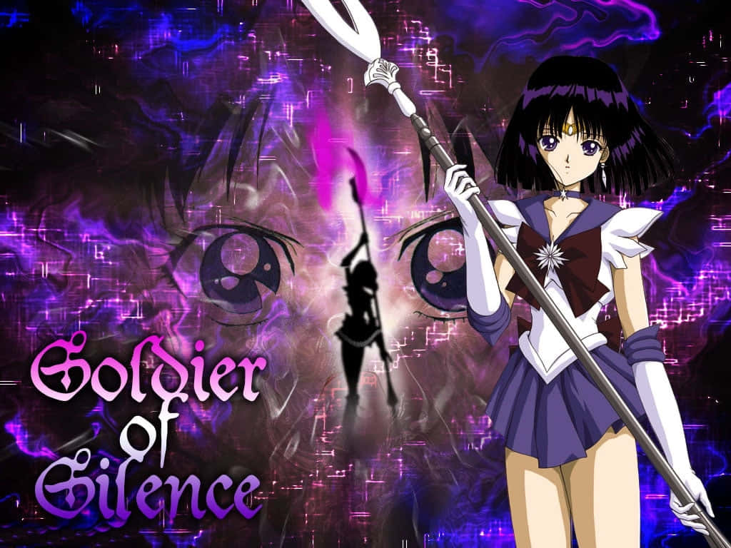 Sailor Saturn 桌布 壁紙 — 穿著紫色水手服的動漫女孩，在帶有巨大眼睛的發光紫色數位背景前手持長矛。