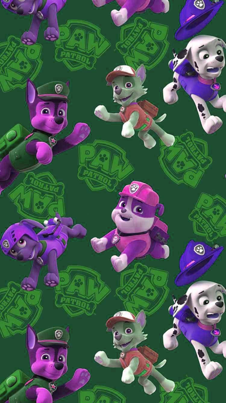 Skye Paw Patrol 桌布 壁紙 — 穿著紫色裝備的活力Paw Patrol角色在重複團隊標誌的綠色背景上跳躍。