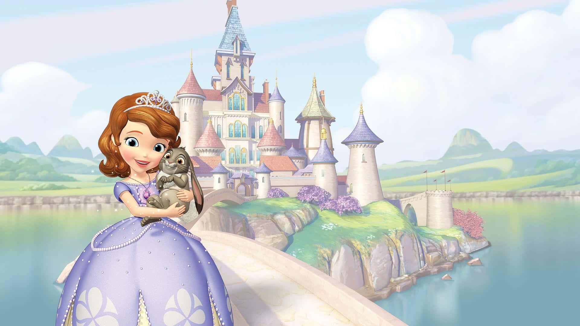 Sofia The First 桌布 壁紙 — 穿著紫色長袍的蘇菲亞公主站在水上橋樑的城堡前，在明亮的天空下抱著一隻兔子。