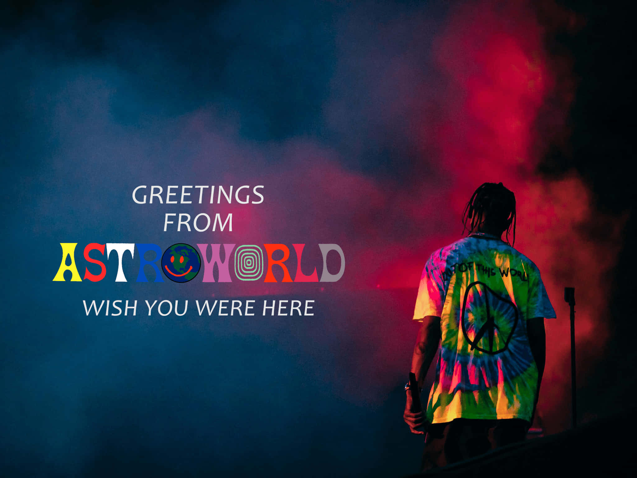 Astroworld 桌布 壁紙 — 穿著紮染襯衫的人站在舞台上，藍色和紅色的煙霧中帶有「Greetings from Astroworld」文字。