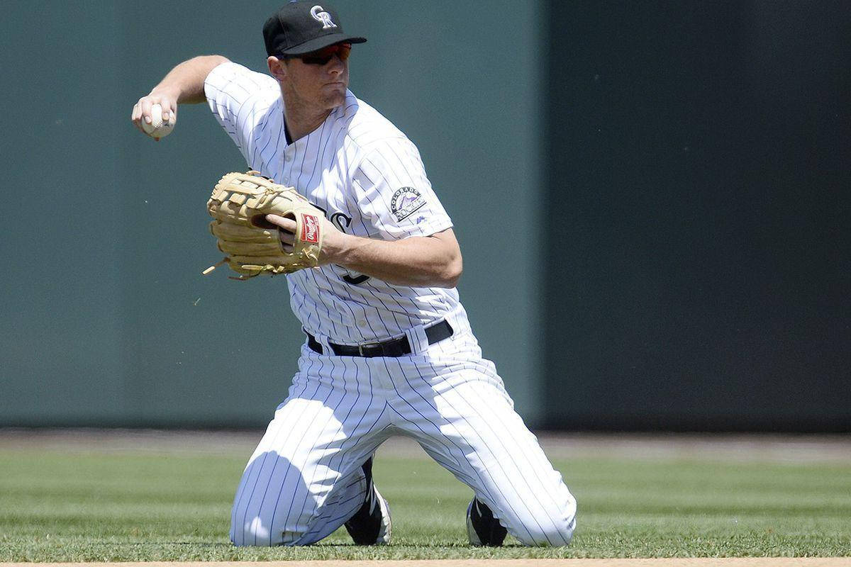 Dj Lemahieu 桌布 壁紙 — 穿著細條紋球衣的棒球運動員在烈日下跪在草地上投球。