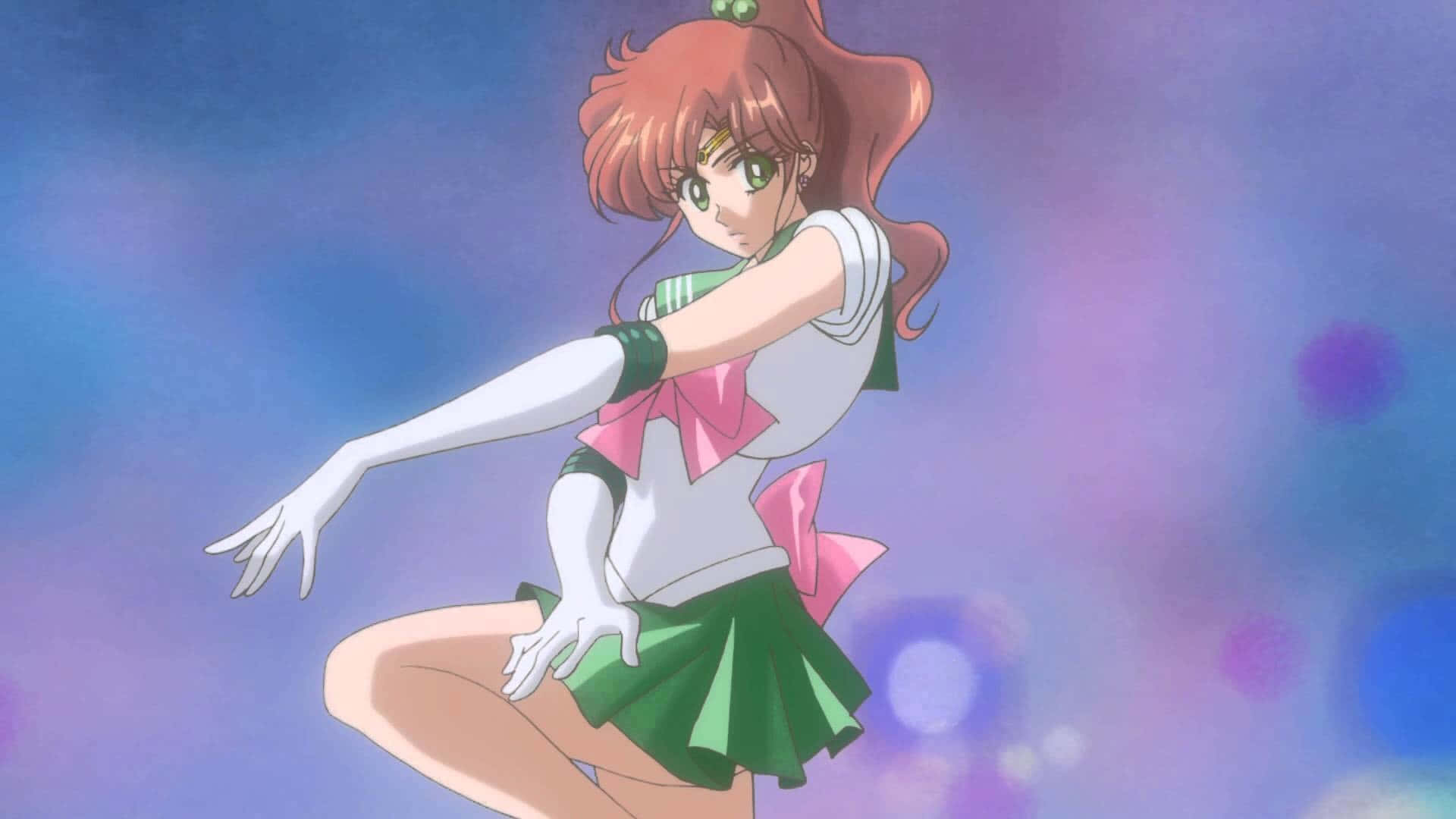 sailor jupiter 桌布 壁紙 — 穿著綠色和白色水手服的動漫女孩在夢幻的紫藍色散景背景前擺出動態姿勢。