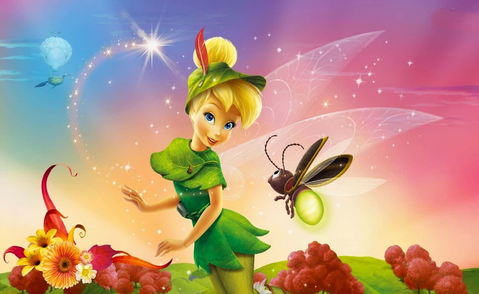All Cartoon Characters 桌布 壁紙 — 穿著綠色服裝的小叮噹在星光燦爛的暮色天空下，閃爍著翅膀飛翔在色彩繽紛的花朵之上。