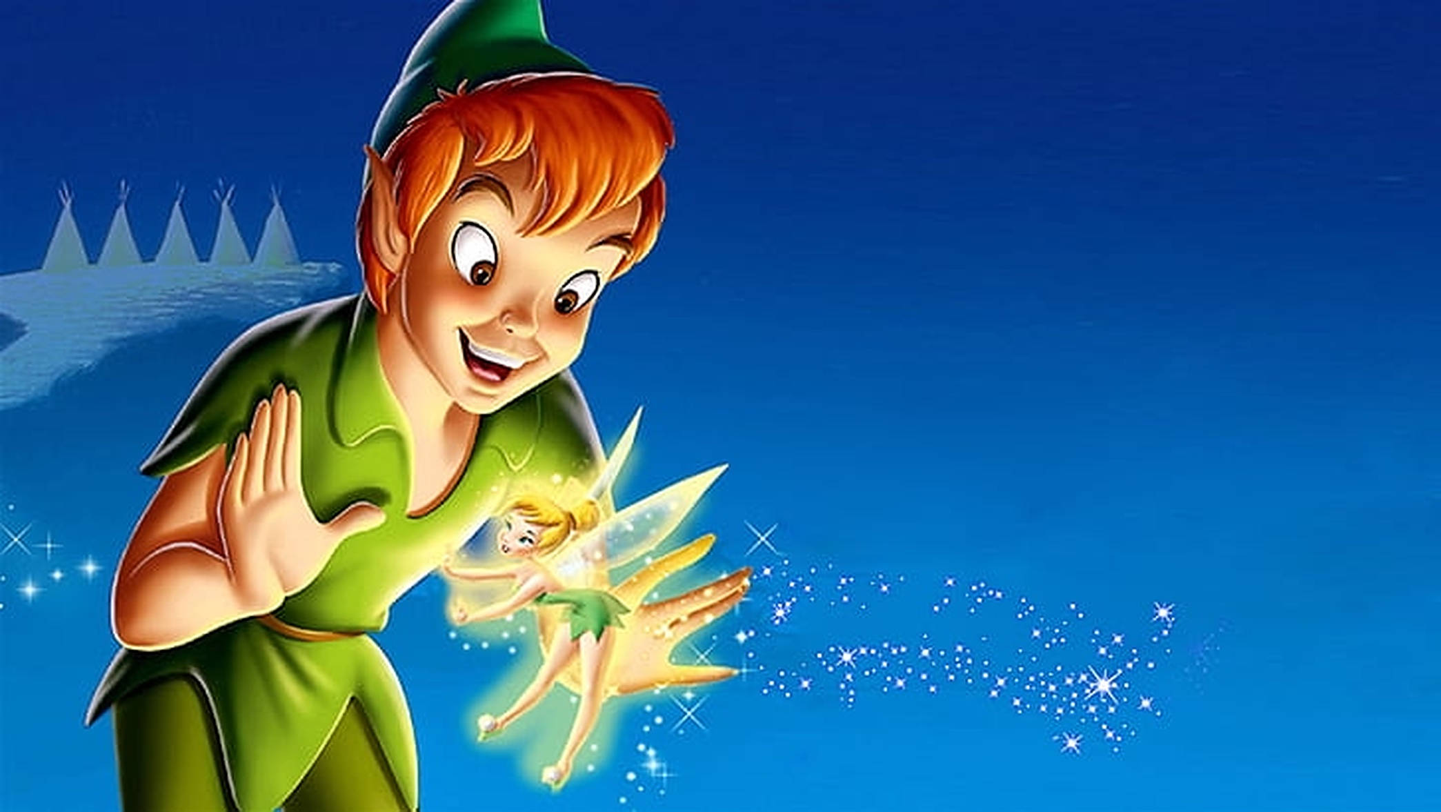Peter Pan 桌布 壁紙 — 穿著綠色服裝的小飛俠彼得潘微笑著，小叮噹在他旁邊飛翔，在深藍色的天空中留下閃閃發光的痕跡。