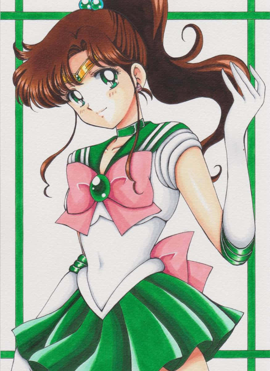 sailor jupiter 桌布 壁紙 — 穿著綠色水手服、繫著粉紅色蝴蝶結、棕色長髮飄逸的動漫女孩，在綠色網格背景前優雅地擺姿勢。