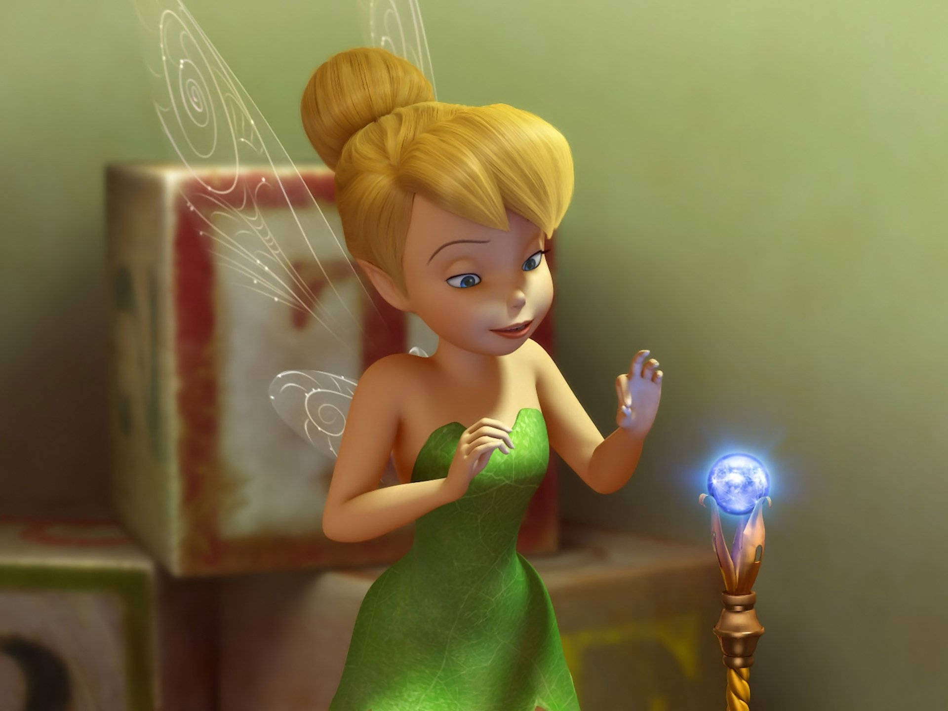 Tinker Bell 桌布 壁紙 — 穿著綠色葉子裙的小叮噹，在柔和的綠色背景下，用半透明的翅膀拿著發光的藍色球體。