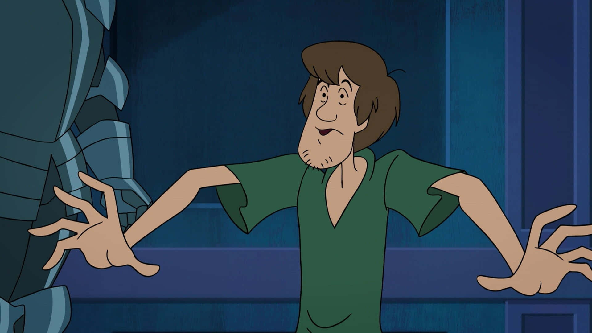 Shaggy Rogers 桌布 壁紙 — 穿著綠色襯衫的史酷比角色在深藍色背景下攤開雙手聳肩。