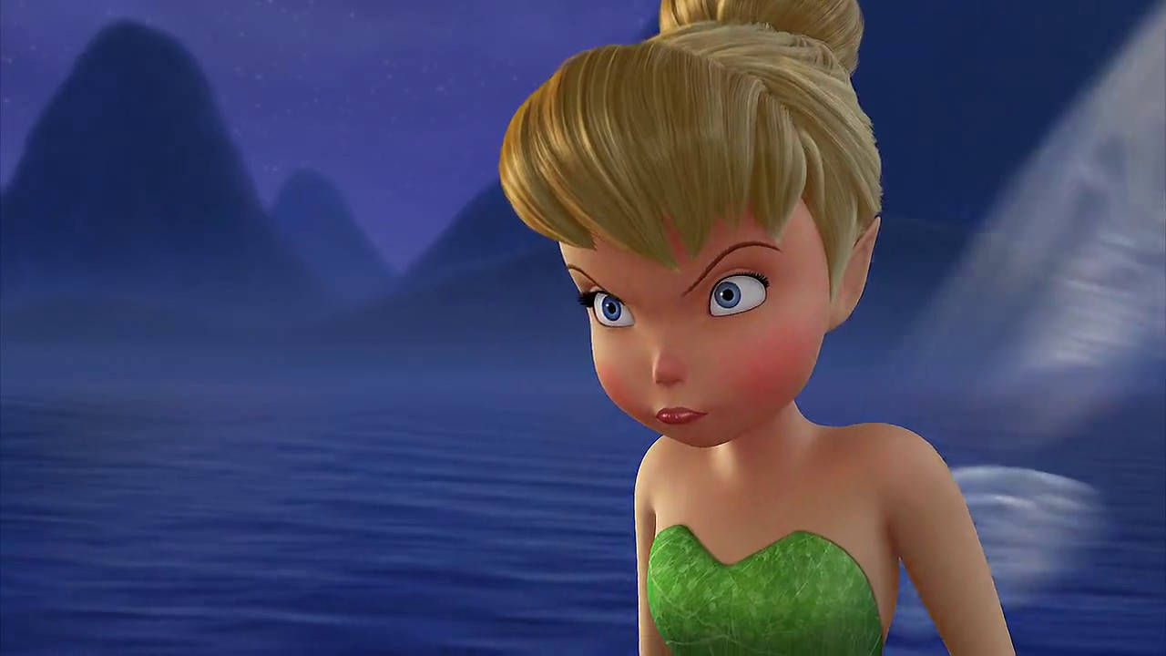 Tinker Bell 桌布 壁紙 — 穿著綠色連衣裙的小叮噹在星空下的海洋前若有所思地凝視，身後是霧氣繚繞的山巒。
