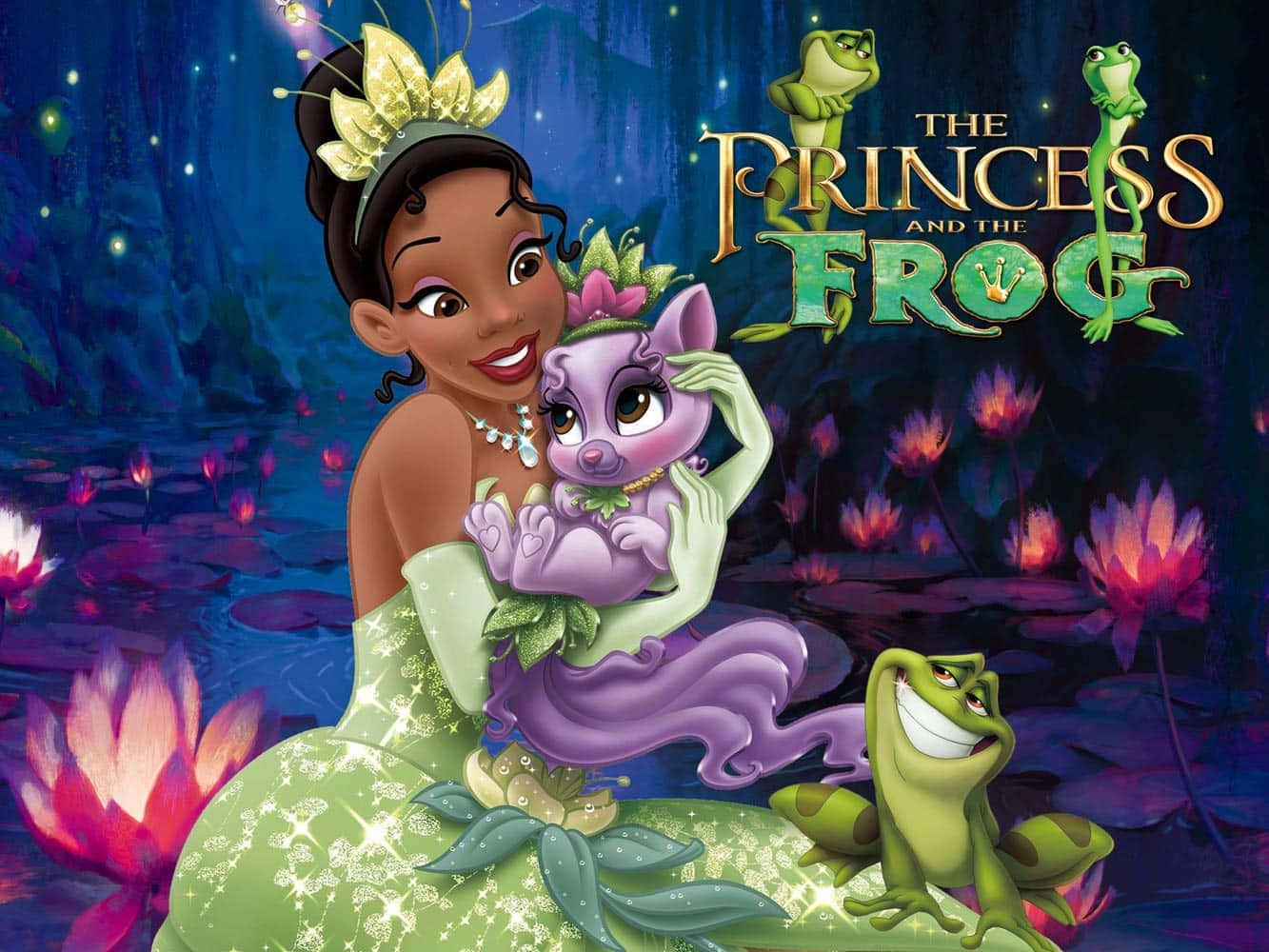 princess and the frog 桌布 壁紙 — 穿著綠色長裙的蒂安娜公主在魔法沼澤中抱著一隻紫色貓咪，周圍有發光的粉紅蓮花和微笑的青蛙。