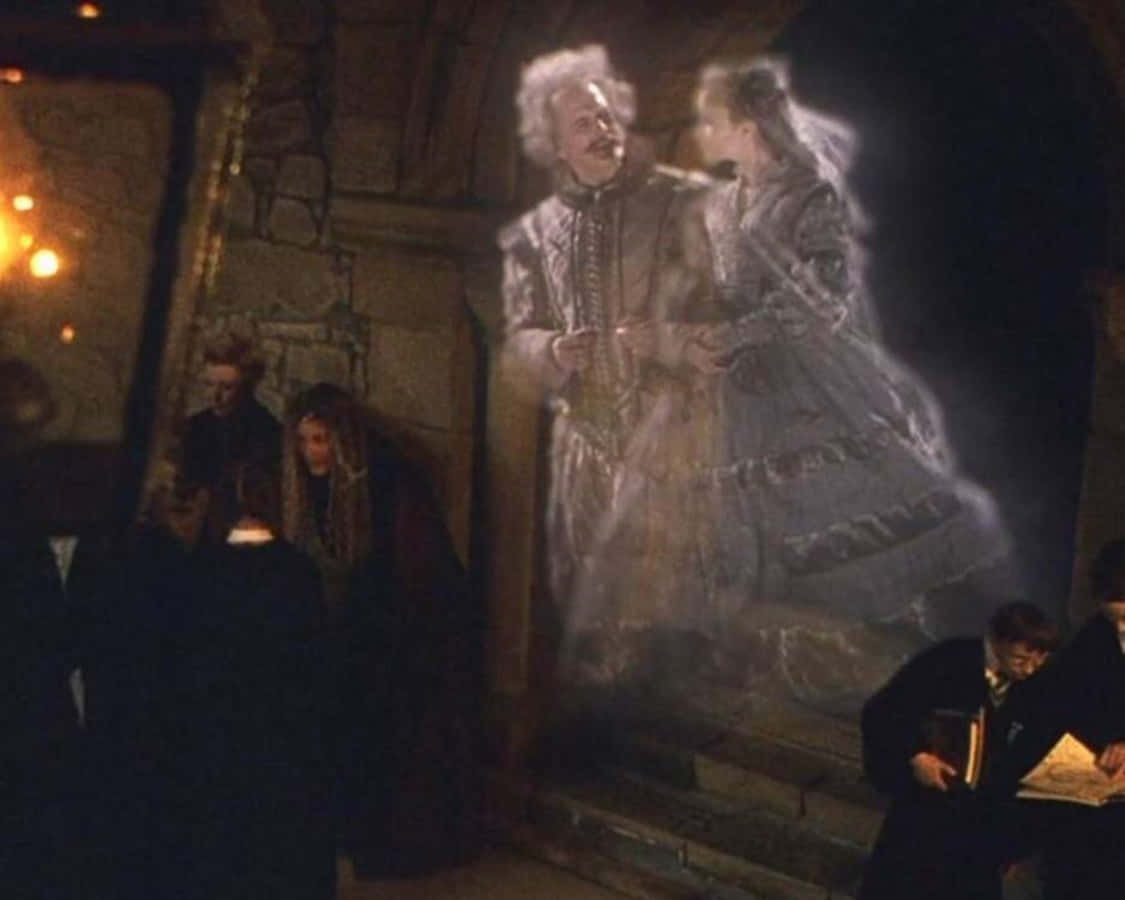 The Hogwarts Ghosts 桌布 壁紙 — 穿著華麗時代服裝的鬼魂般人物在昏暗的石室中飄浮，而身穿深色長袍的旁觀者靜靜地觀察著。