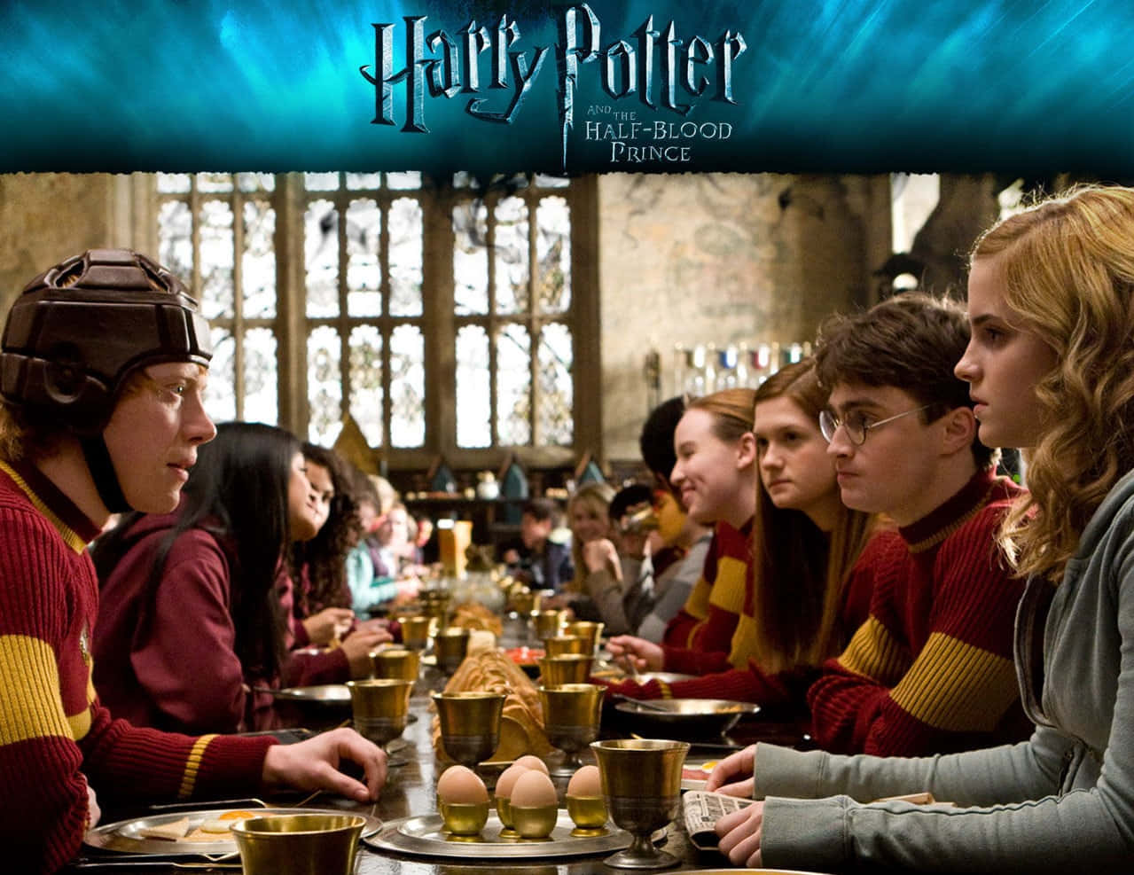 The Half-blood Prince 桌布 壁紙 — 穿著葛萊芬多長袍的學生在霍格華茲大禮堂的長餐桌上用餐。