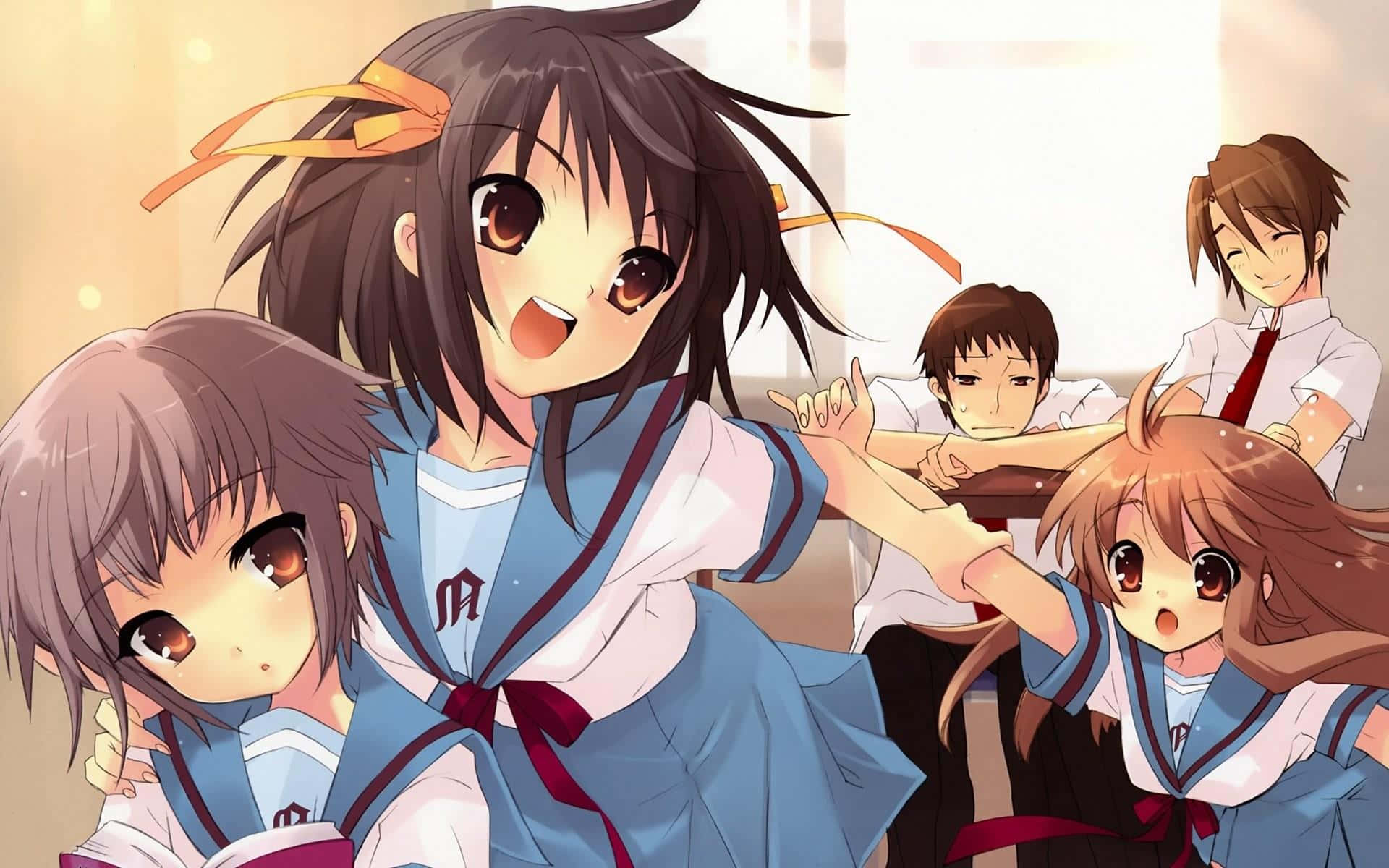 The Melancholy Of Haruhi Suzumiya 桌布 壁紙 — 穿著藍色制服的動畫女學生在明亮的教室裡開心地互動。
