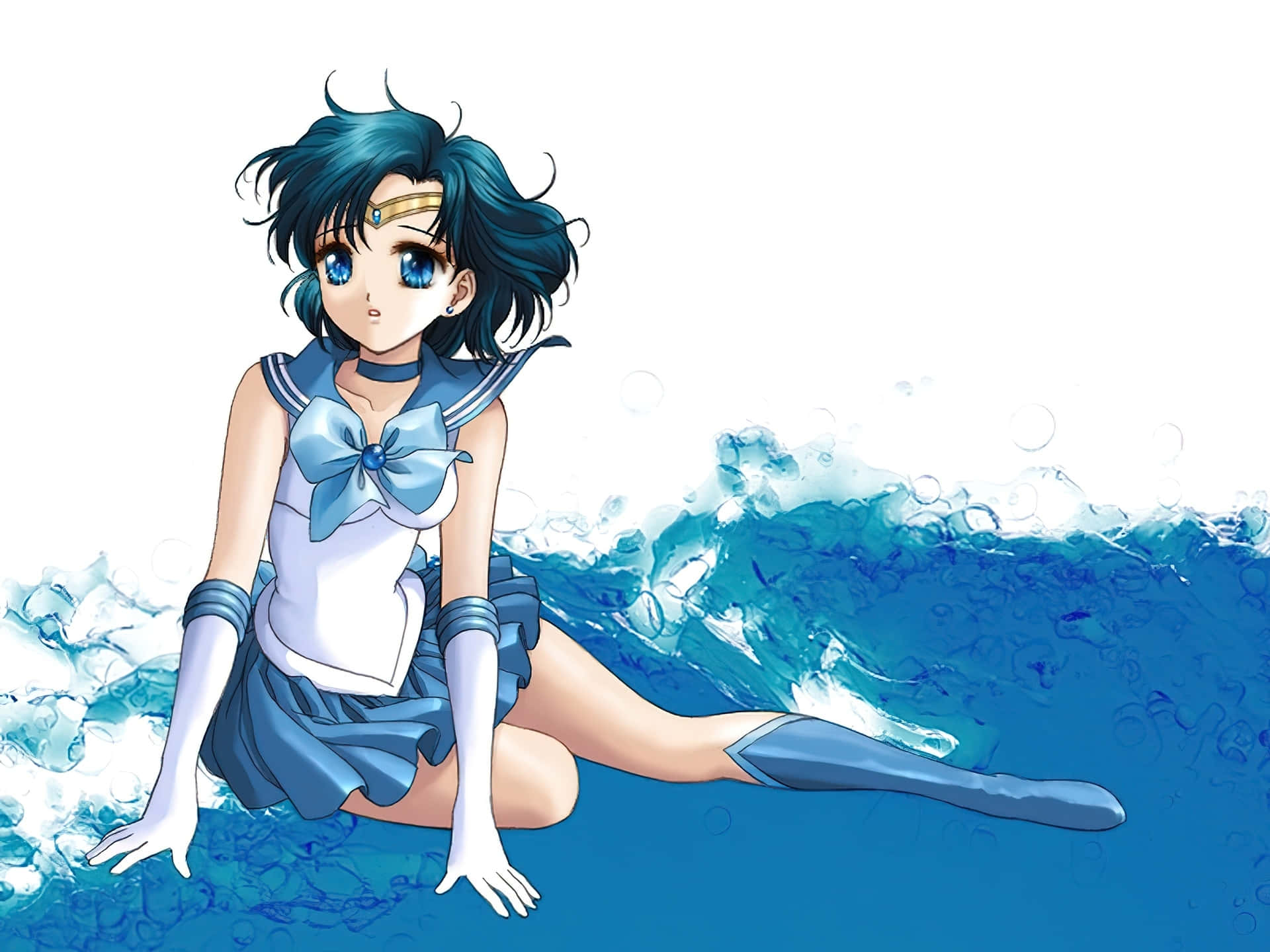 Sailor Mercury 桌布 壁紙 — 穿著藍色水手服的動漫女孩優雅地坐在波濤洶湧的海浪中，伴隨著閃閃發光的水滴。