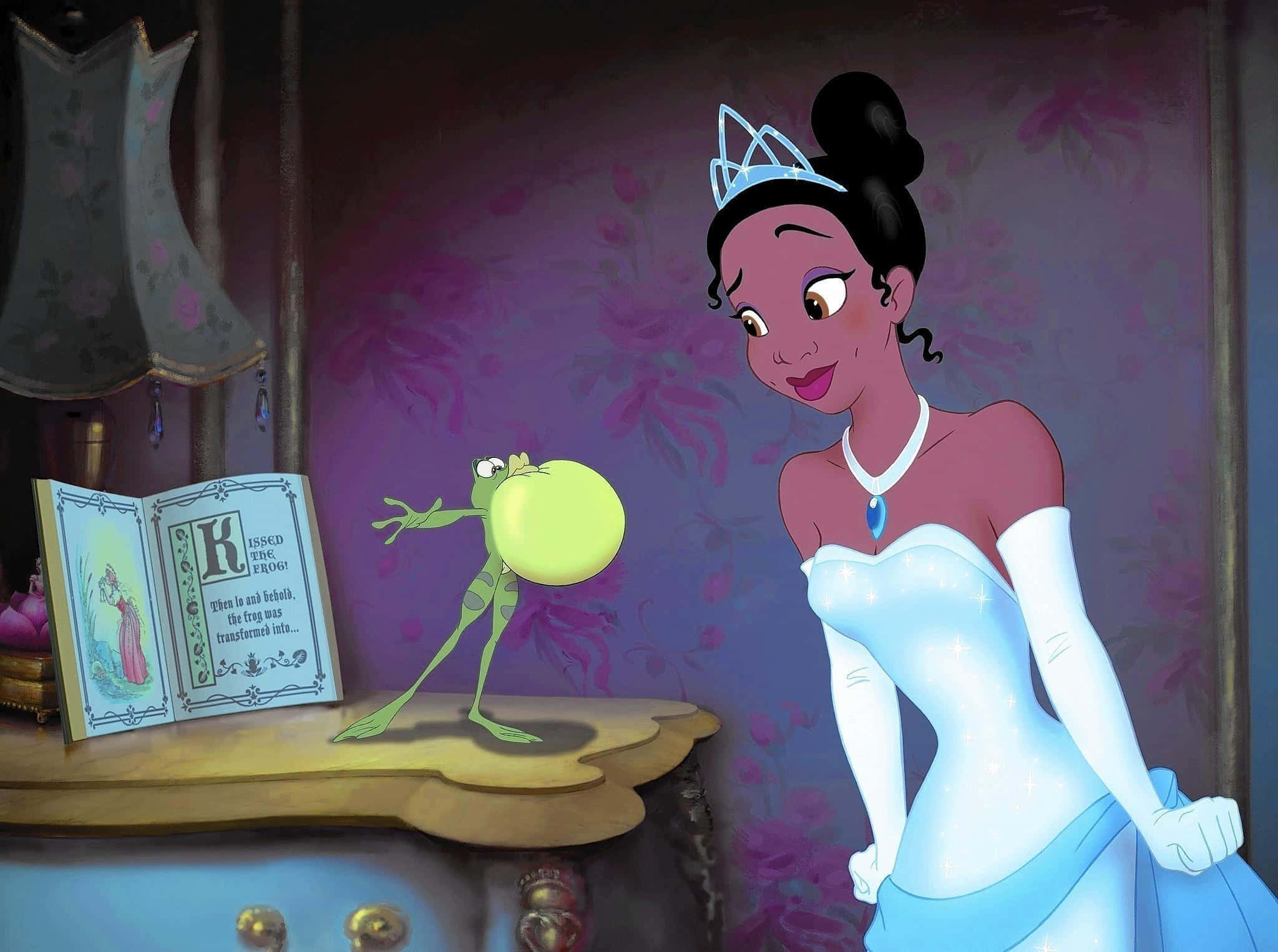 Princess Tiana 桌布 壁紙 — 穿著藍色禮服的蒂安娜公主微笑看著一隻青蛙在梳妝台上打開的魔法書旁邊吹泡泡。