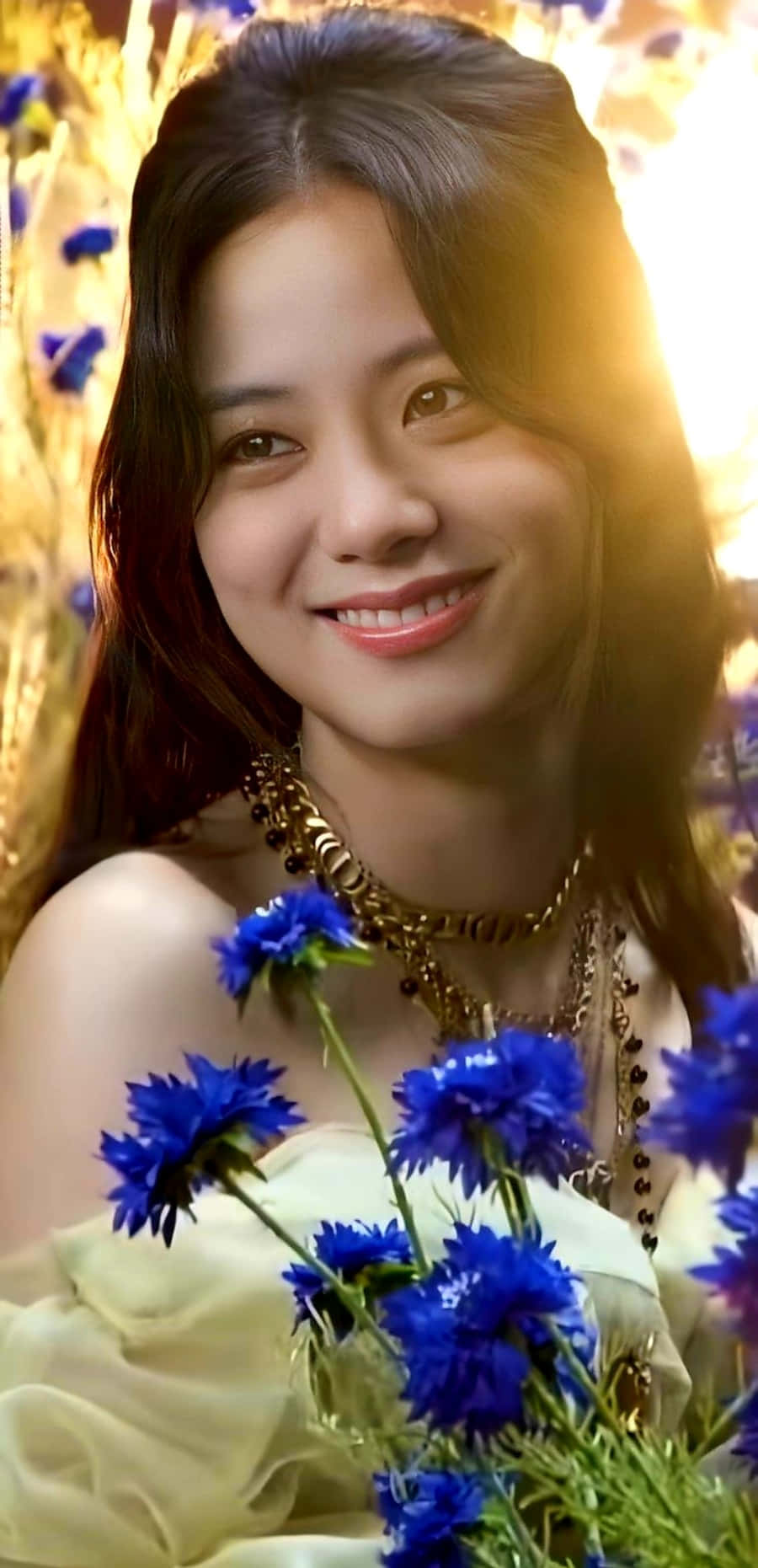穿著藍花洋裝的美麗女子 壁紙