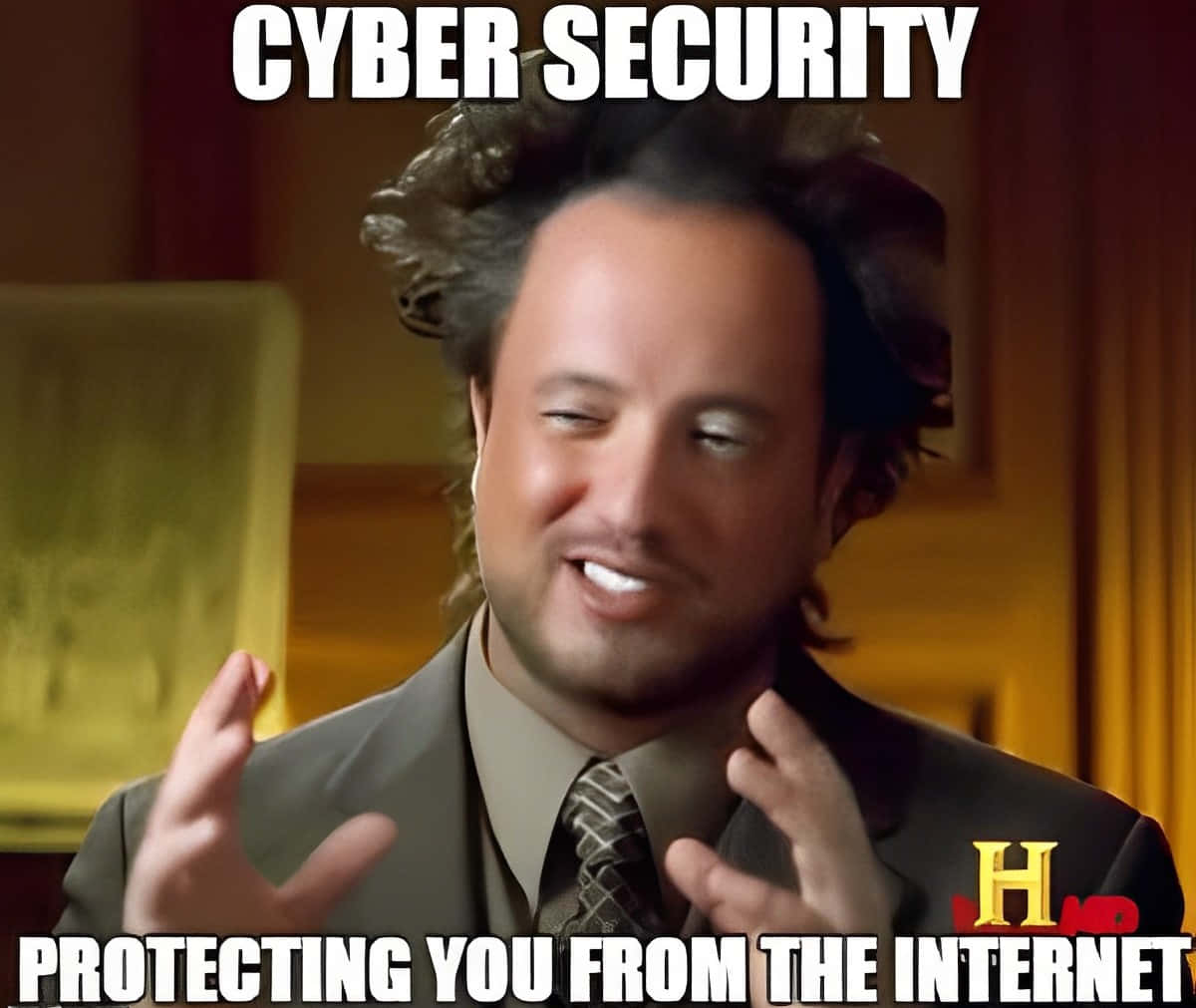 Cybersecurity Memes 桌布 壁紙 — 穿著西裝、頭髮凌亂、露出得意笑容的男子做手勢，文字寫著「網路安全保護你免受網際網路侵害」。