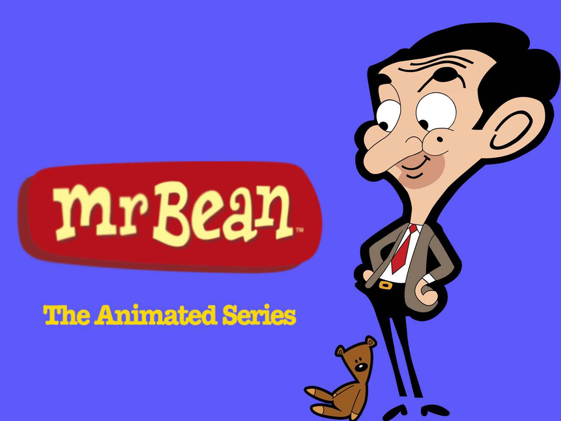 豆豆先生 桌布 壁紙 — 穿著西裝的Mr Bean卡通角色，與泰迪熊一起在紅色標誌旁邊，背景為純藍色。