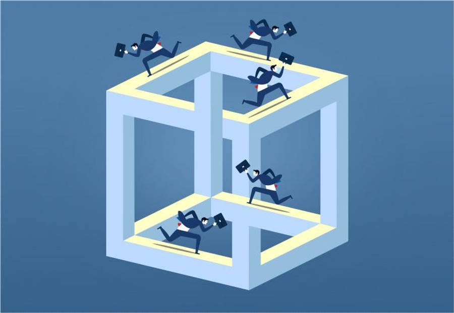 Motivation 桌布 壁紙 — 穿著西裝的商人們在3D立方體幻覺的邊緣瘋狂奔跑，緊握公事包，背景是純藍色。