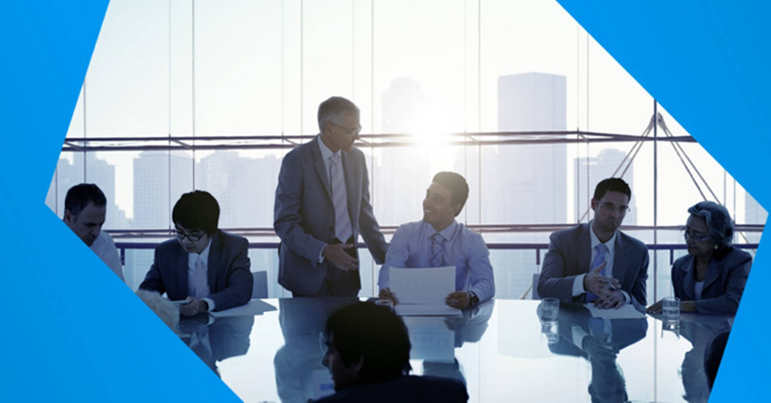 Business 桌布 壁紙 — 穿著西裝的商業專業人士聚集在現代辦公室內的玻璃桌旁，可欣賞城市天際線景觀。
