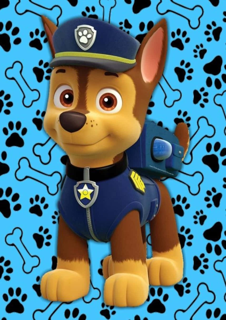Chase Paw Patrol 桌布 壁紙 — 穿著警察制服的汪汪隊立大功的Chase站在有黑色腳印和骨頭的藍色背景前。