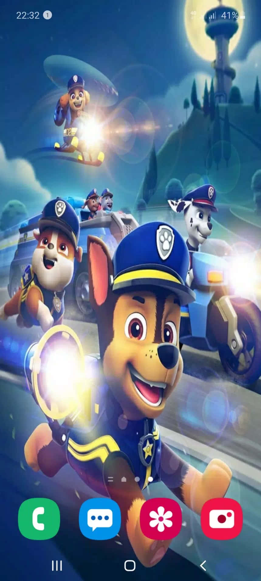Skye Paw Patrol 桌布 壁紙 — 穿著警察裝備的汪汪隊立大功小狗在滿月和塔樓背景下的發光夜景中奔馳。
