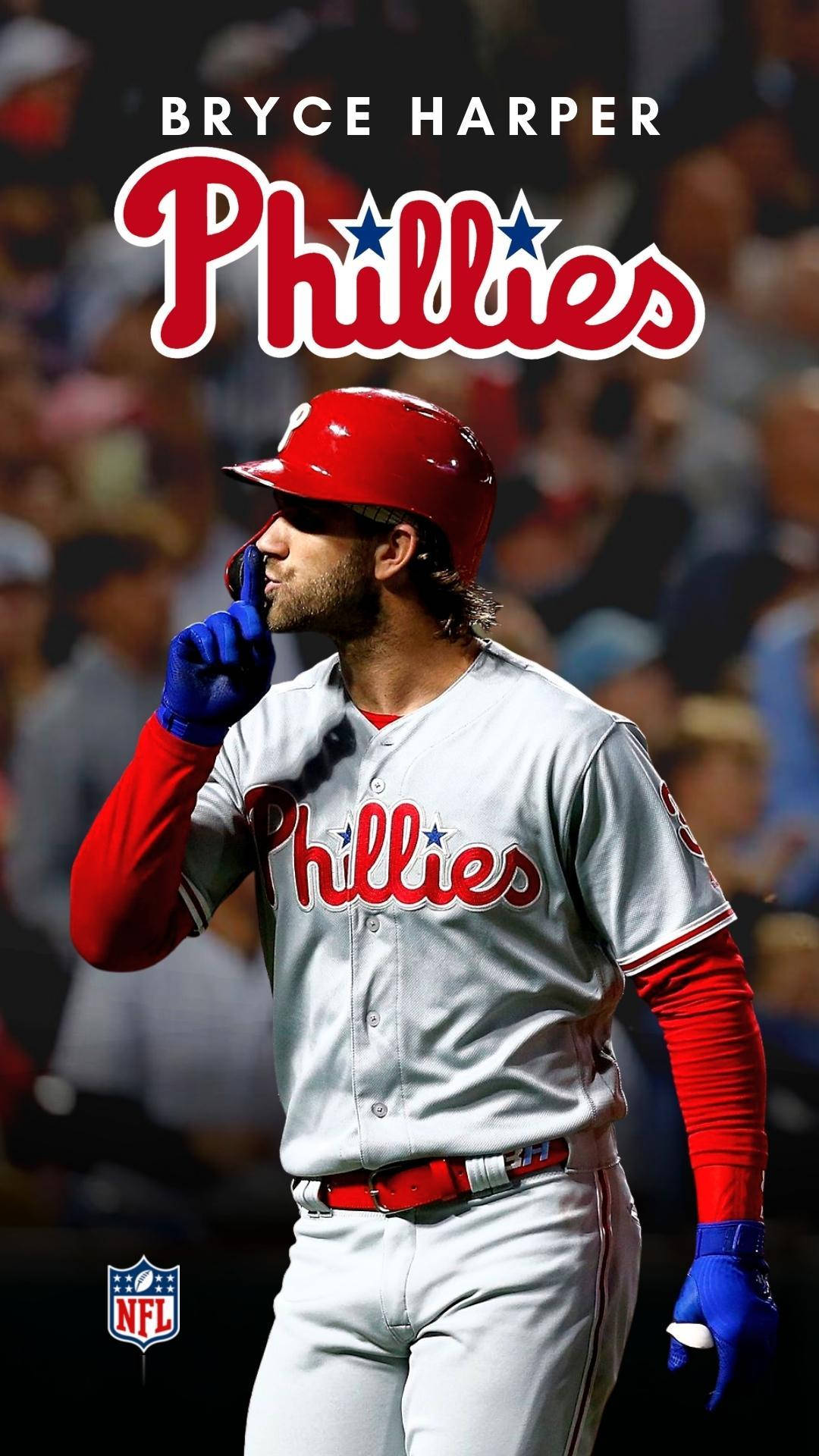 harper 桌布 壁紙 — 穿著費城人隊球衣的 Bryce Harper 在棒球比賽中於球場燈光下做出和平手勢。