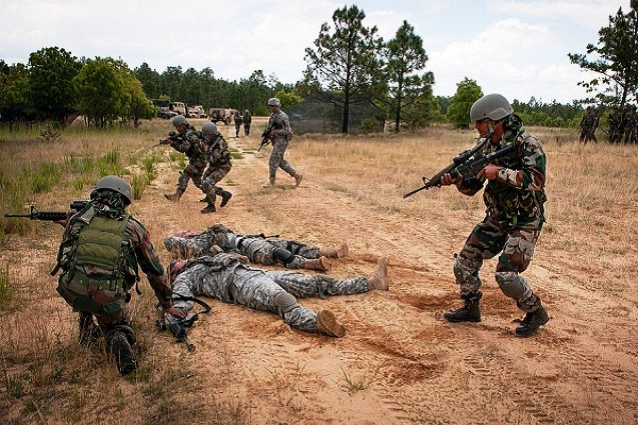 穿著迷彩裝備的士兵在野外訓練演習中持步槍前進。 — 印度軍隊 壁紙