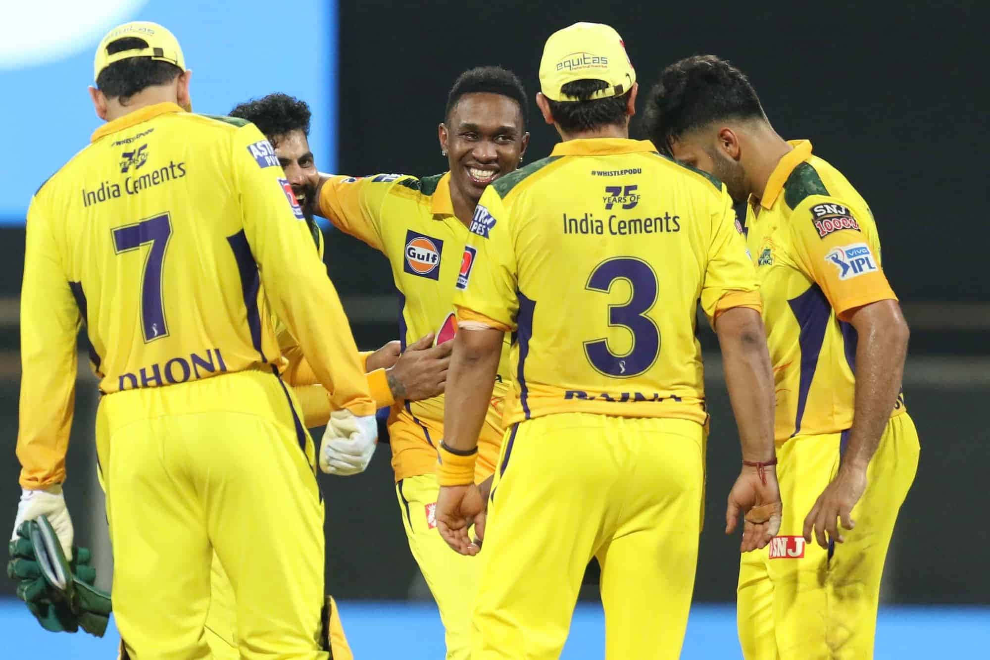 Csk 桌布 壁紙 — 穿著黃色球衣的板球運動員在體育場上以喜悅的擁抱慶祝勝利。