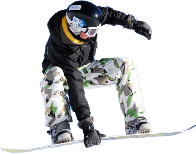 Snowboard 桌布 壁紙 — 穿著黑色裝備和綠色迷彩褲的滑雪板運動員在純黑色背景上半蹲在空中滑雪板上。