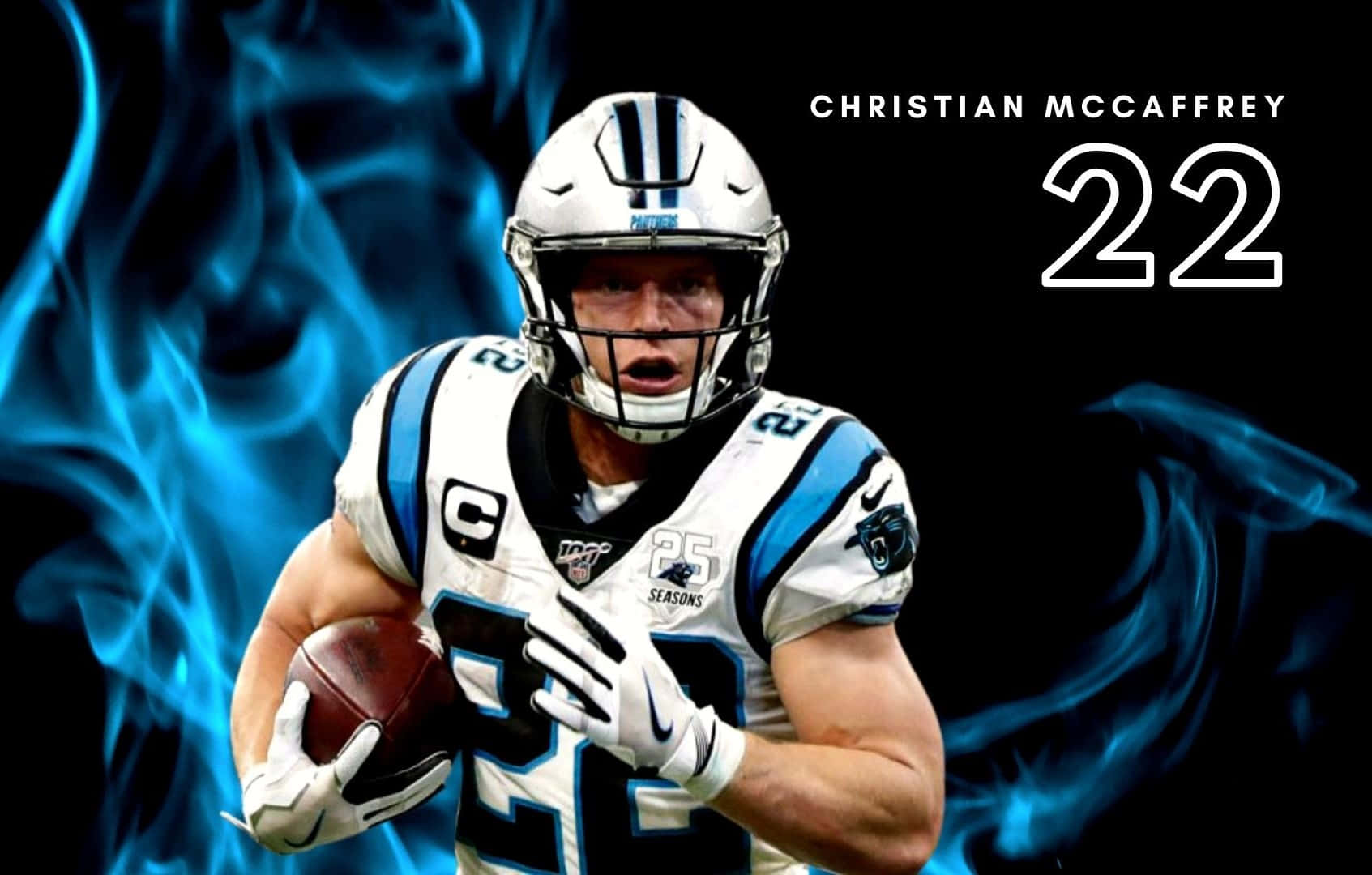 Christian Mccaffrey 桌布 壁紙 — 穿著黑豹隊球衣的足球運動員Christian McCaffrey在藍色火焰背景下持球奔跑。