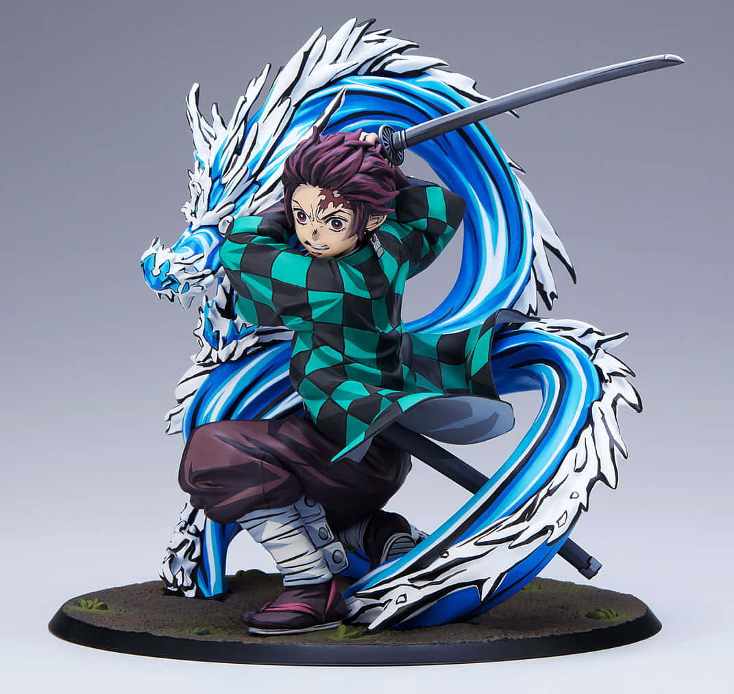 Demon Slayer Corps 桌布 壁紙 — 竈門炭治郎的動漫人偶，以動態姿勢揮舞著刀，被藍白相間的龍形能量漩渦包圍。