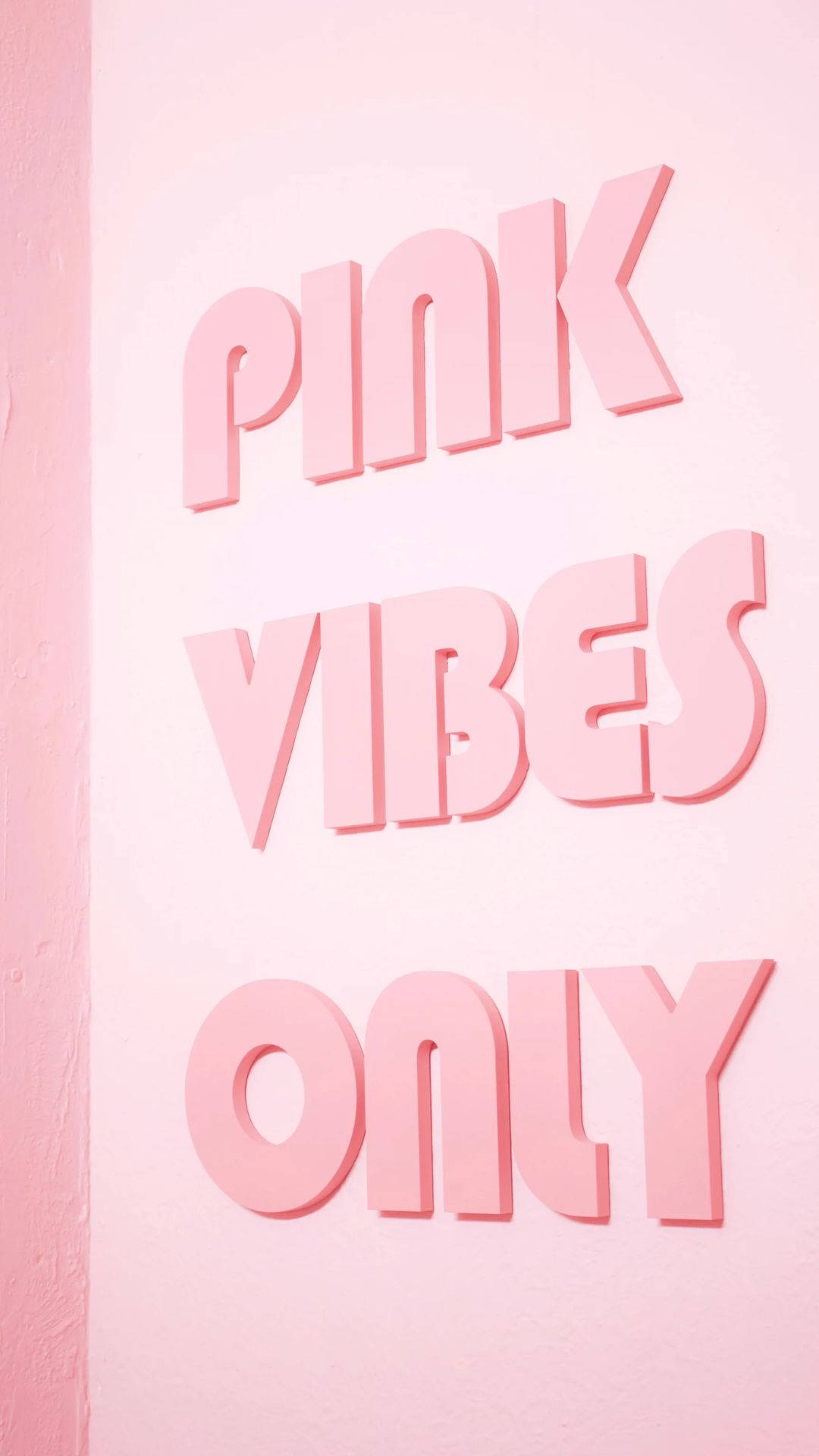 美學粉色GIF 桌布 壁紙 — 立體粉紅色字母拼出 'PINK VIBES ONLY'，安裝在柔軟的粉紅色紋理牆上。