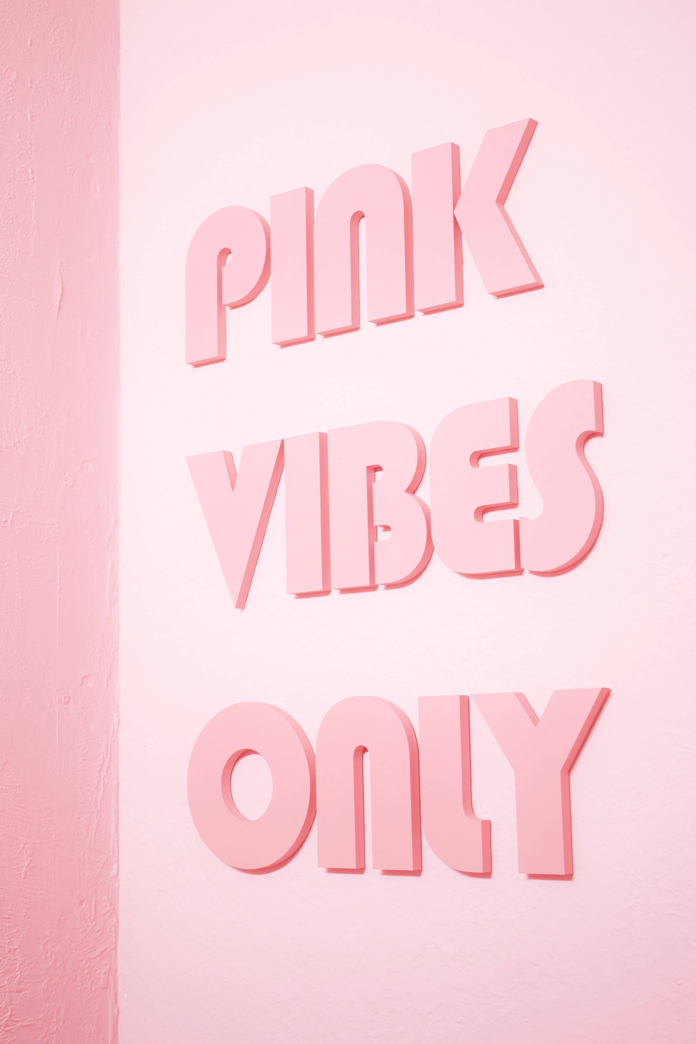 美學 桌布 壁紙 — 立體粉紅色字母拼出 'PINK VIBES ONLY'，安裝在帶有紋理的粉紅色牆壁上。