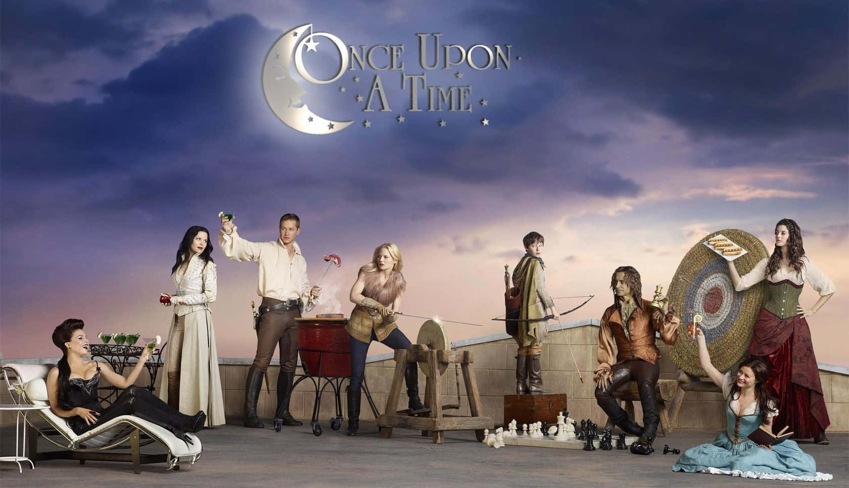 Once Upon A Time 桌布 壁紙 — 《童話鎮》的演員們在暮色天空下的屋頂上戲劇性地擺姿勢，上方有新月標誌。