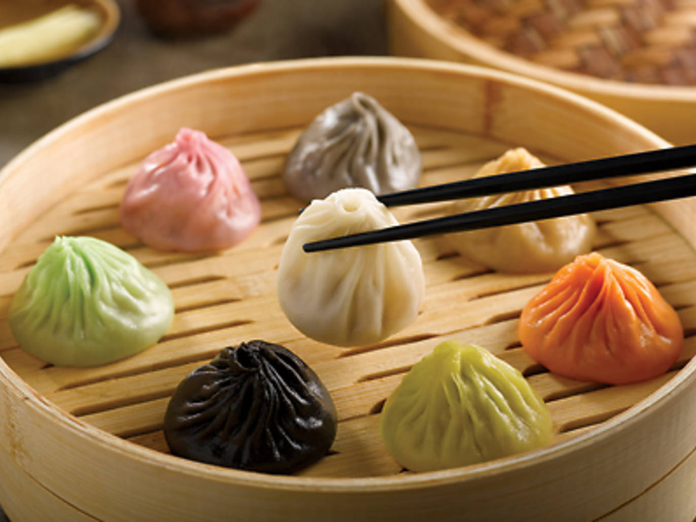 steam 桌布 壁紙 — 竹籠中色彩繽紛的蒸餃，筷子夾起一個餃子。