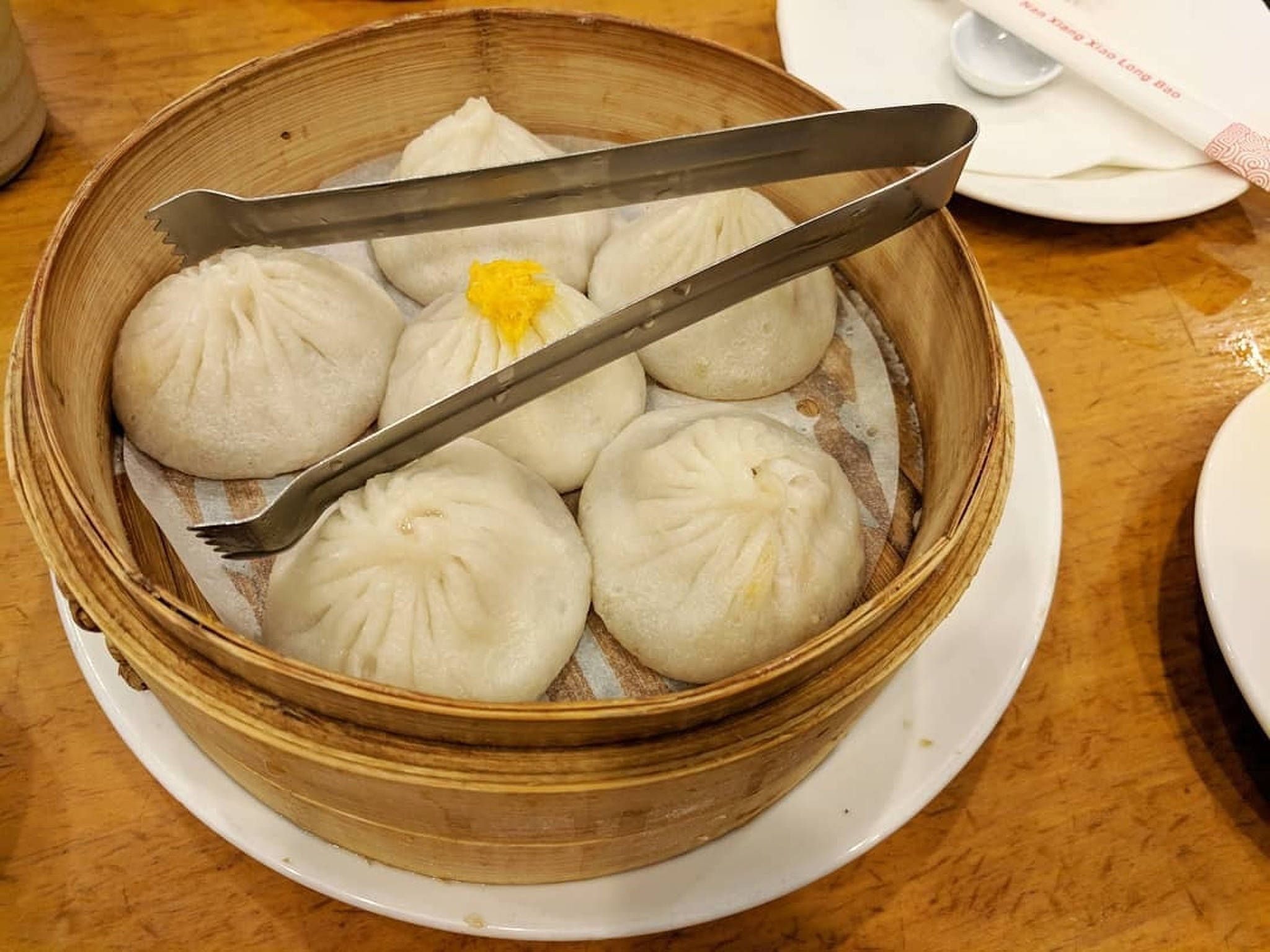 steam 桌布 壁紙 — 竹籠蒸餃子，金屬夾子準備好放在木桌上享用。
