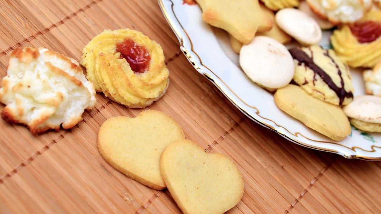 Pastry 桌布 壁紙 — 竹蓆與金邊裝飾盤上各種精緻餅乾的特寫。