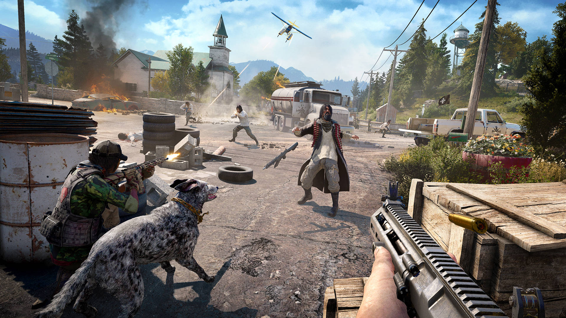 Far Cry 5 桌布 壁紙 — 第一人稱射擊場景，玩家在燃燒的鄉村小鎮中，與狗和飛行的飛機一起用步槍瞄準敵人。