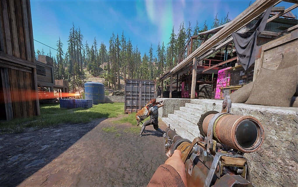 Best Far Cry New Dawn 桌布 壁紙 — 第一人稱射擊視角，在一個被松樹環繞的質樸木製建築群中，在晴朗的藍天下用步槍瞄準敵人。