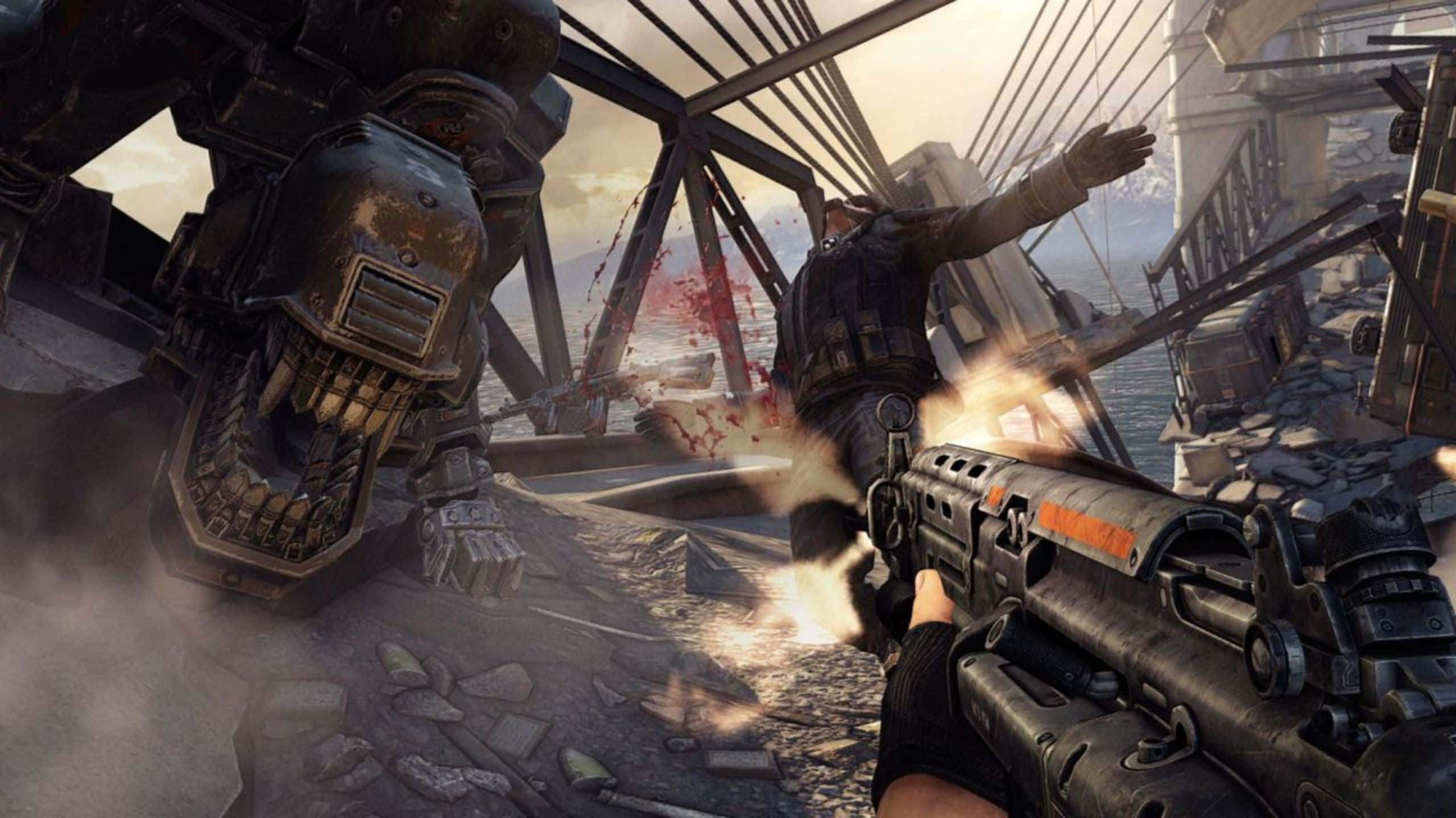 Wolfenstein Ii 桌布 壁紙 — 第一人稱射擊視角，在廢棄工業場景中向巨型機械怪物開火，伴有血跡飛濺。