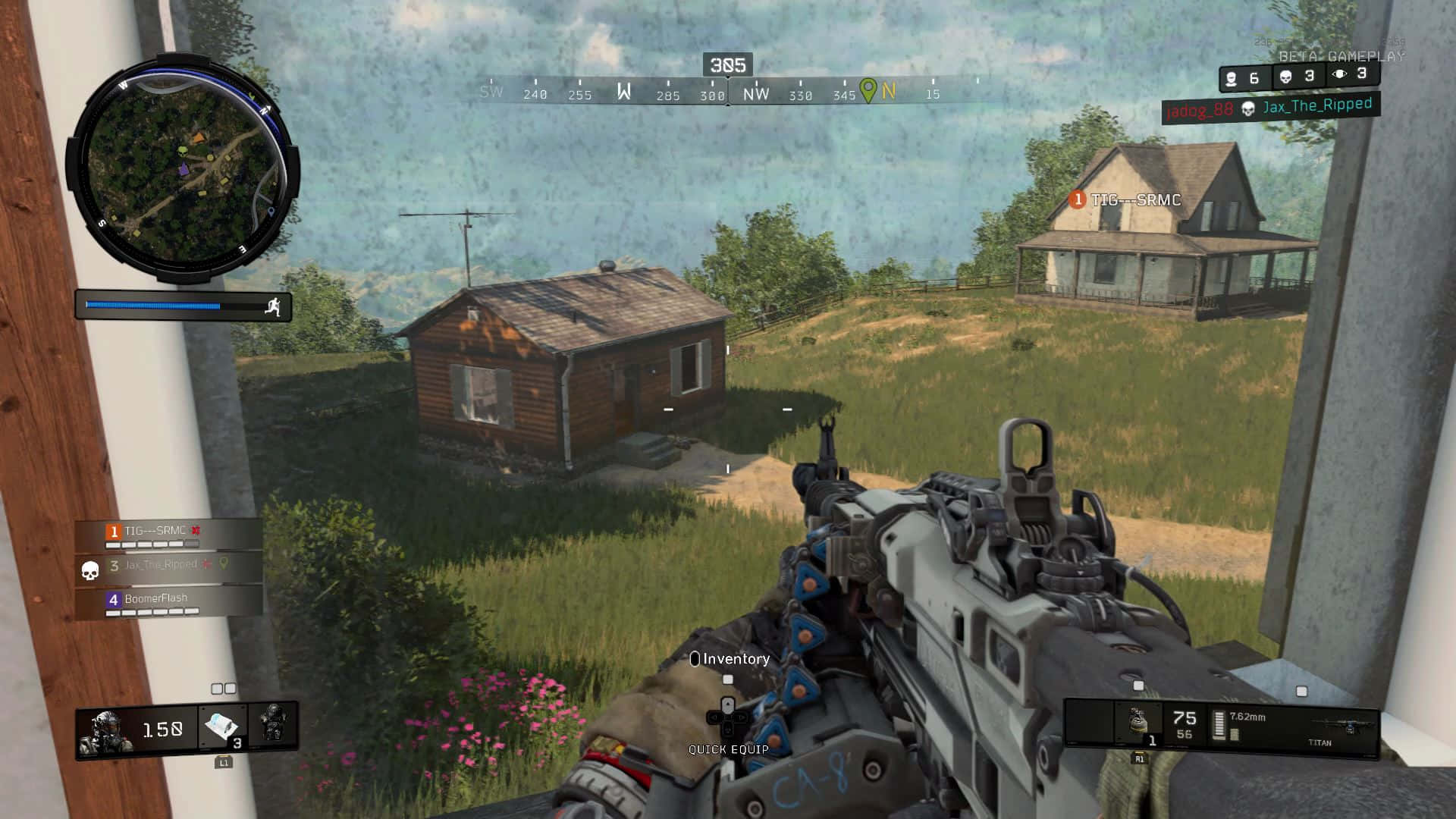 Best Call Of Duty Black Ops 4 桌布 壁紙 — 第一人稱射擊視角，瞄準兩間鄉村小屋，位於草地鄉村景觀中，並覆蓋了UI元素。