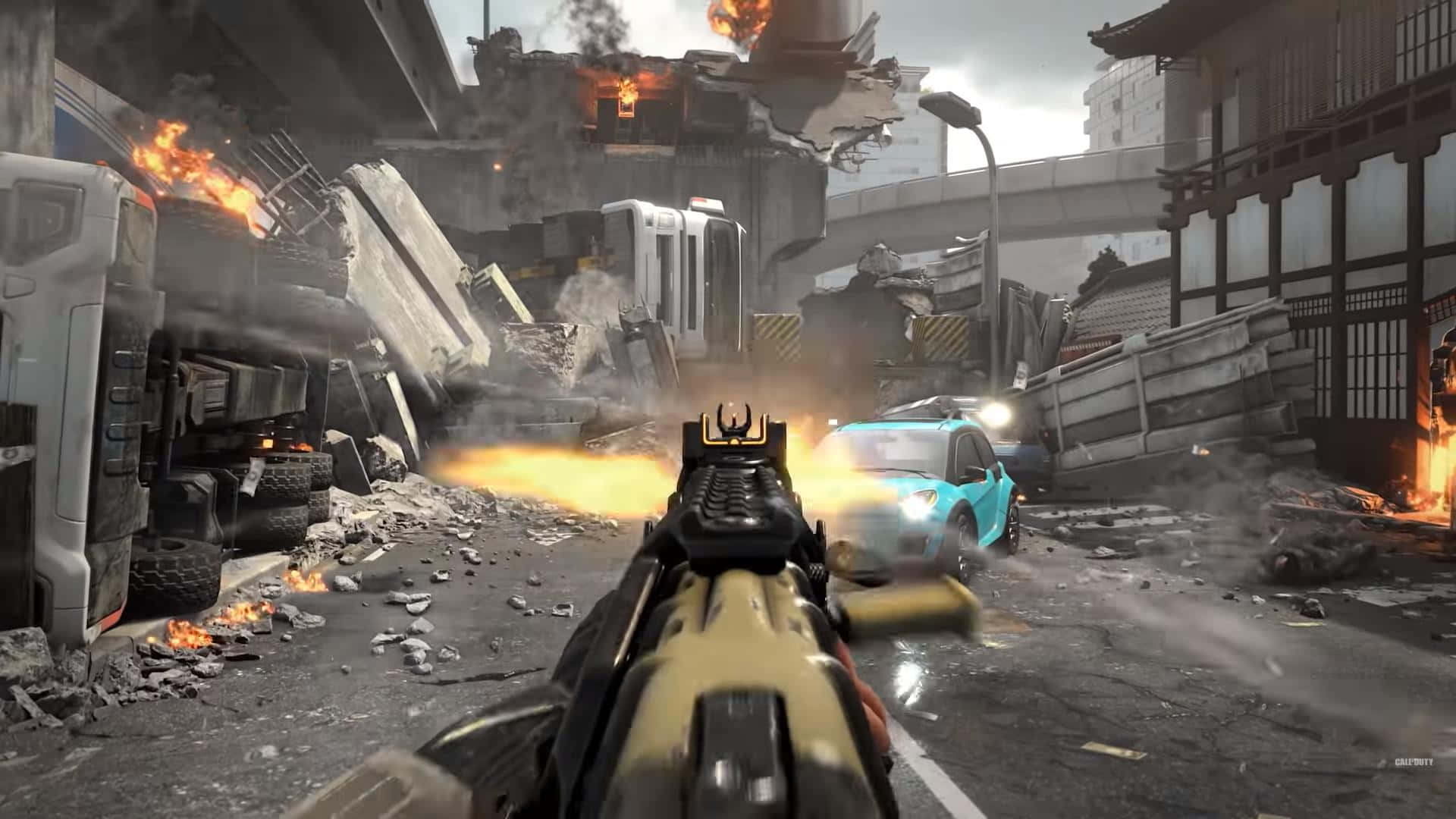 Call Of Duty First Person Shooter 桌布 壁紙 — 第一人稱射擊視角，穿過煙霧和火焰在廢墟城市街道上開火，周圍有燃燒的車輛和碎片。
