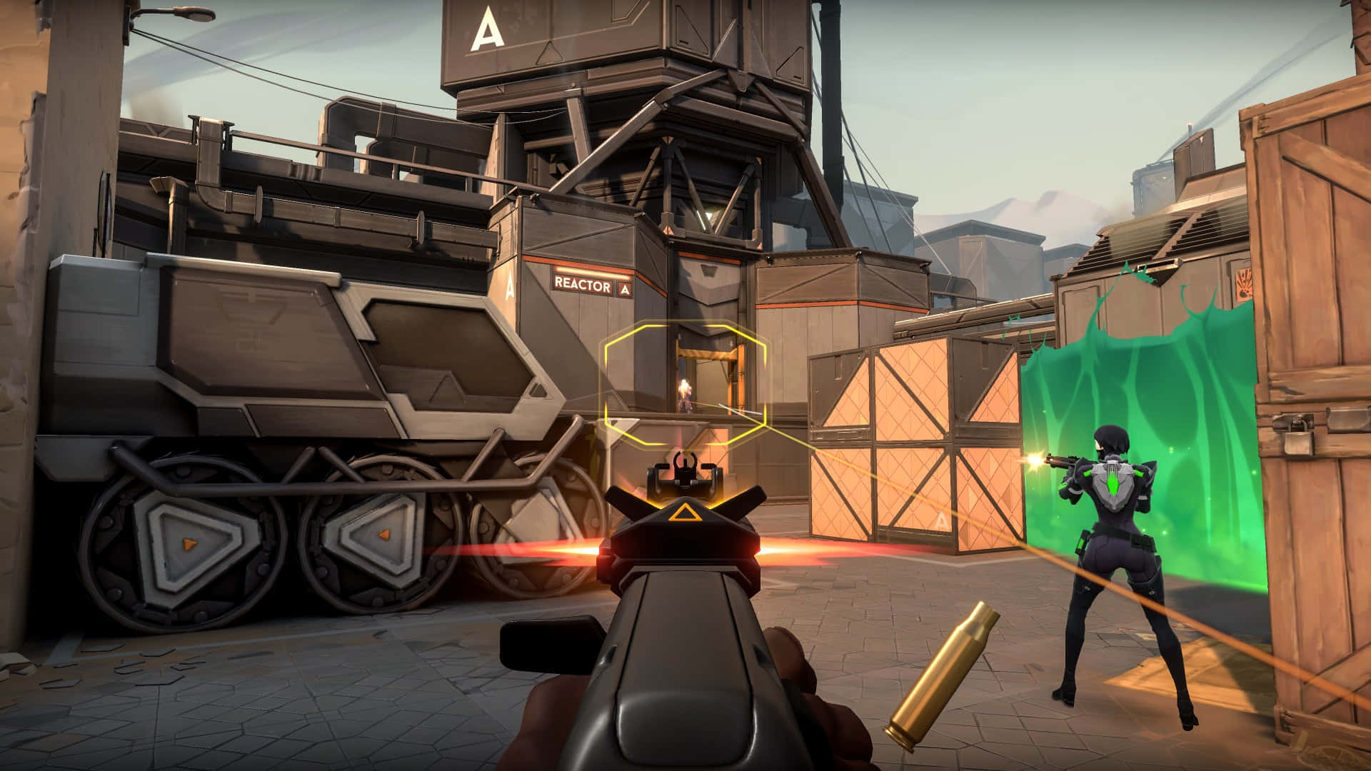 Fps Games 桌布 壁紙 — 第一人稱射擊視角瞄準一個在陰暗工業地圖中發光綠色傳送門附近的敵人。
