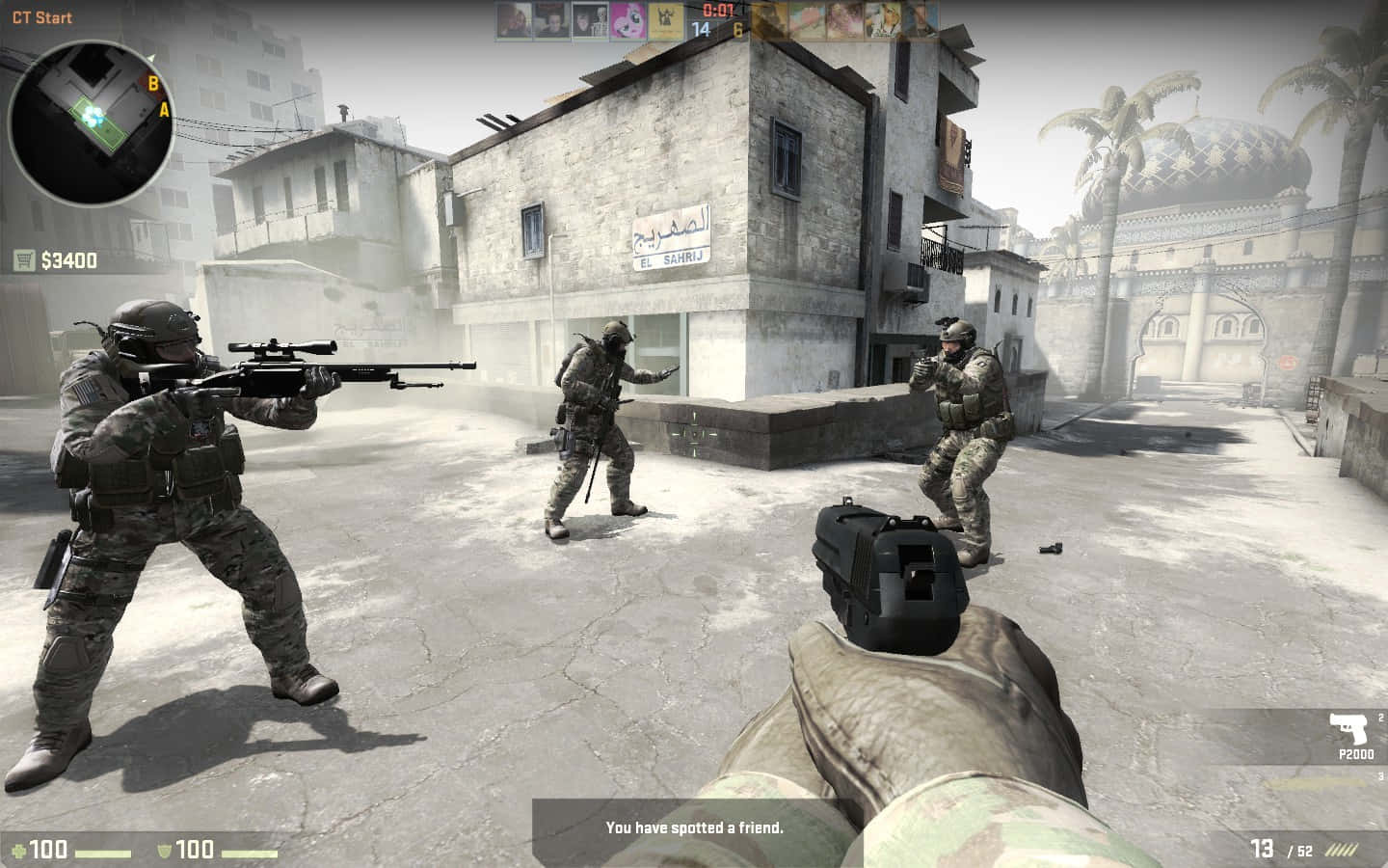Best Counter-strike Global Offensive 桌布 壁紙 — 第一人稱射擊遊戲畫面，顯示士兵在佈滿灰塵的城市戰區中作戰，有阿拉伯語標誌和棕櫚樹。