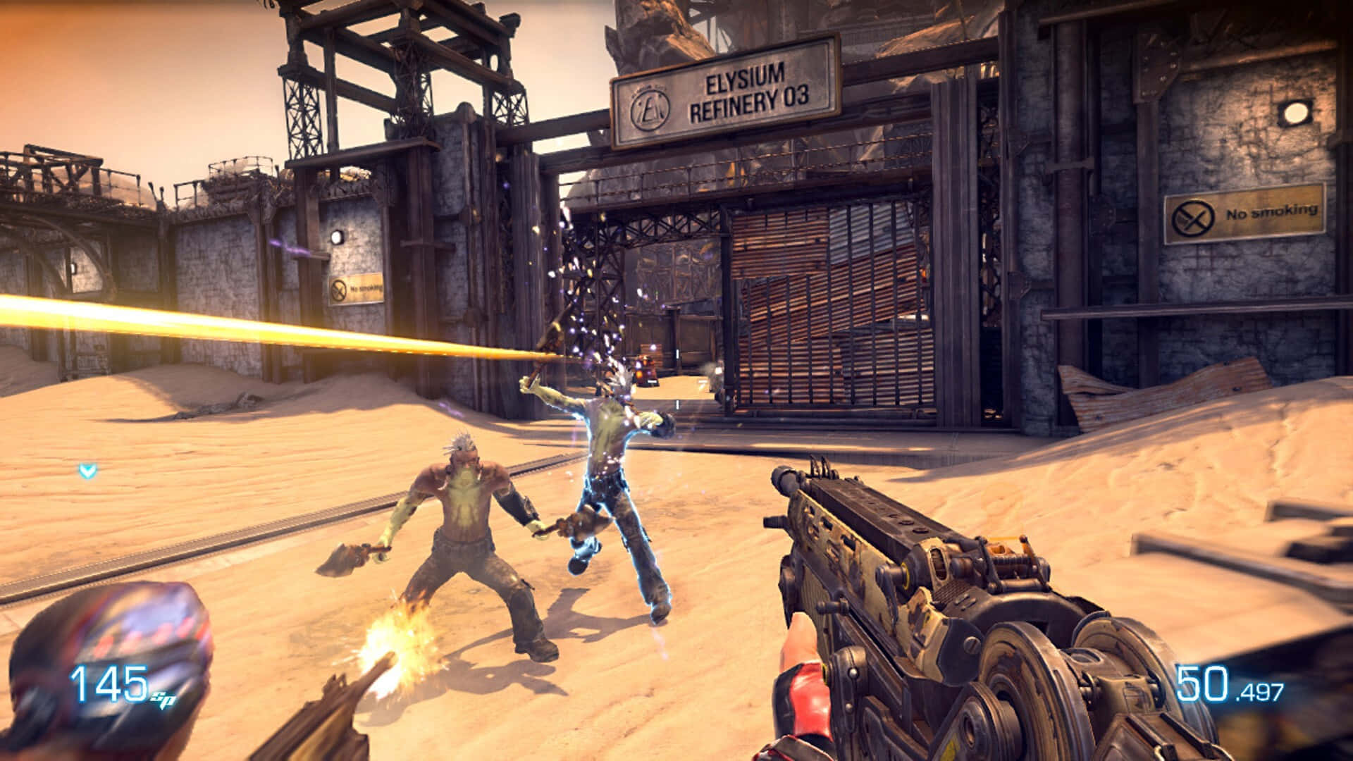 Fps Games 桌布 壁紙 — 第一人稱射擊遊戲畫面顯示玩家在沙漠荒地中，在生鏽的煉油廠大門附近向兩名敵人開火。
