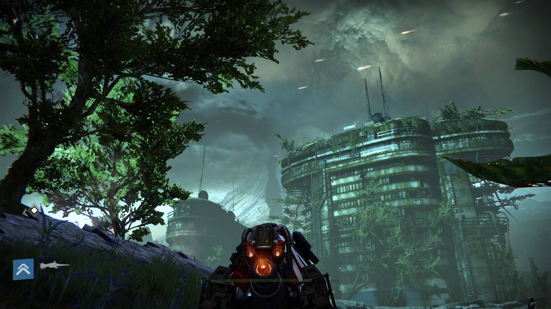 destiny 4K 桌布 壁紙 — 第一人稱視角，一個發光戴頭盔的人物站在雜草叢生的未來建築前，天空風暴密佈呈綠色。