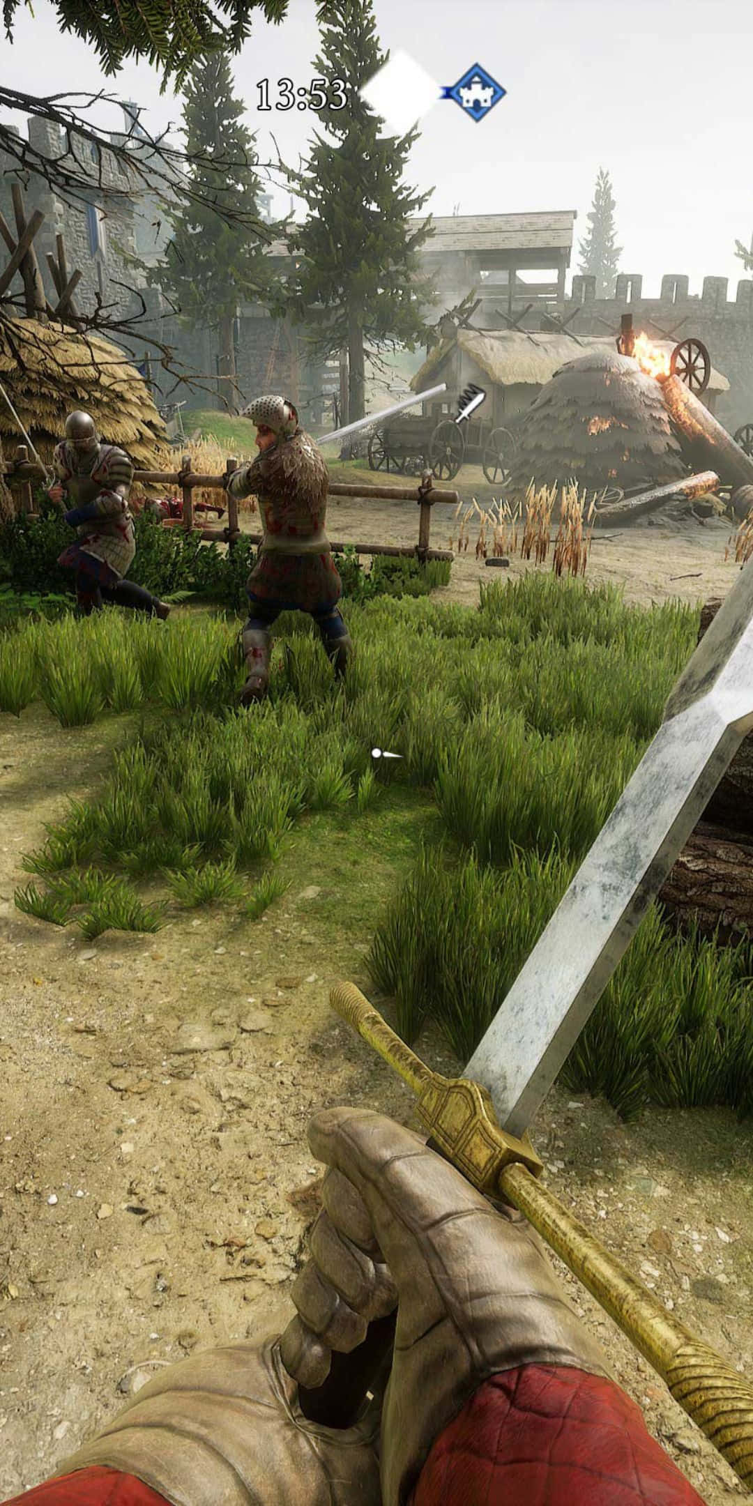 Pixel 3 Mordhau 桌布 壁紙 — 第一人稱視角，一名中世紀戰士在草地揮劍，附近有燃燒的馬車和木柵欄。